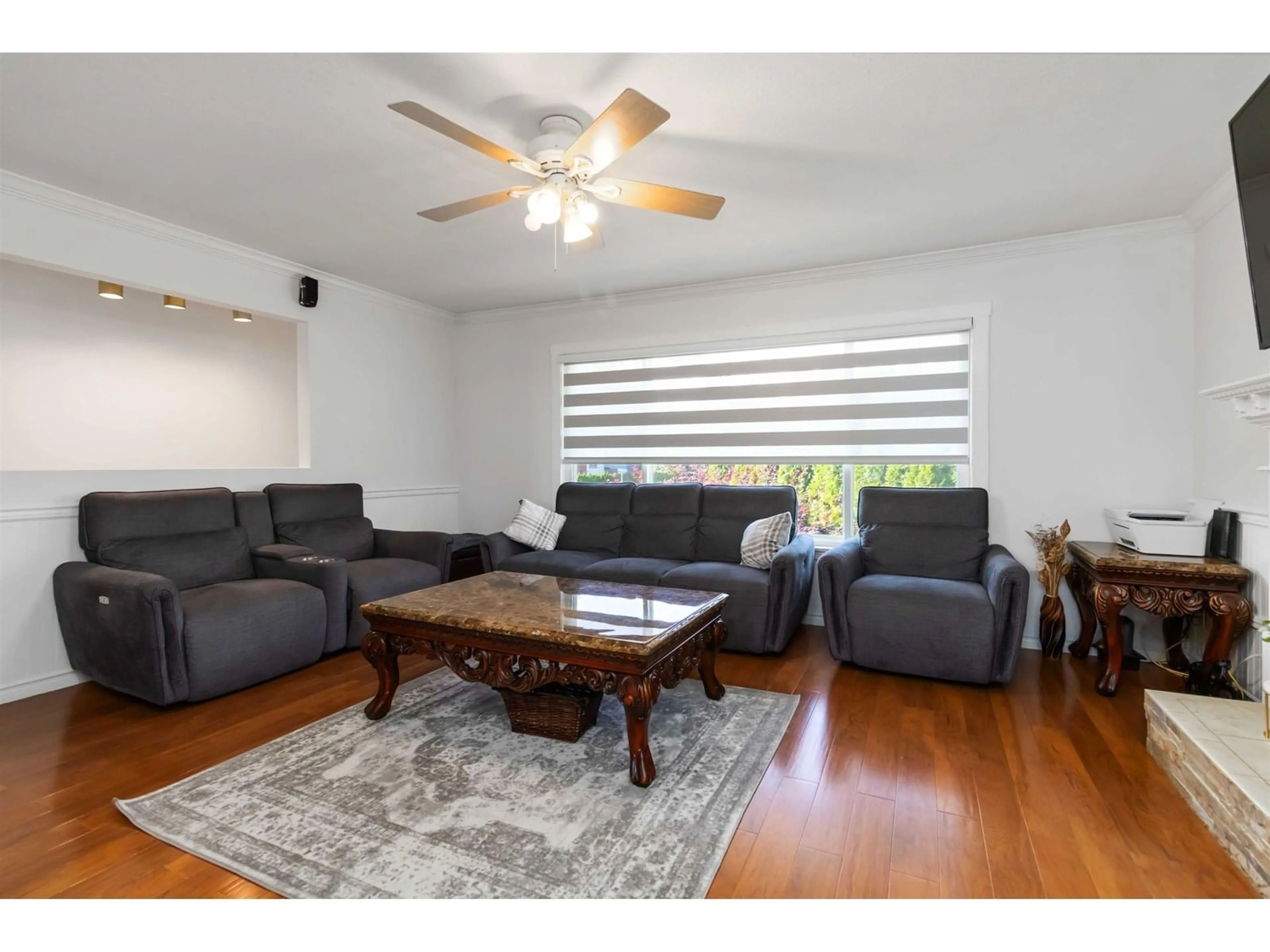 Living room with furniture, wood/laminate floor for 32500 EMERALD, Abbotsford British Columbia V2T1B5