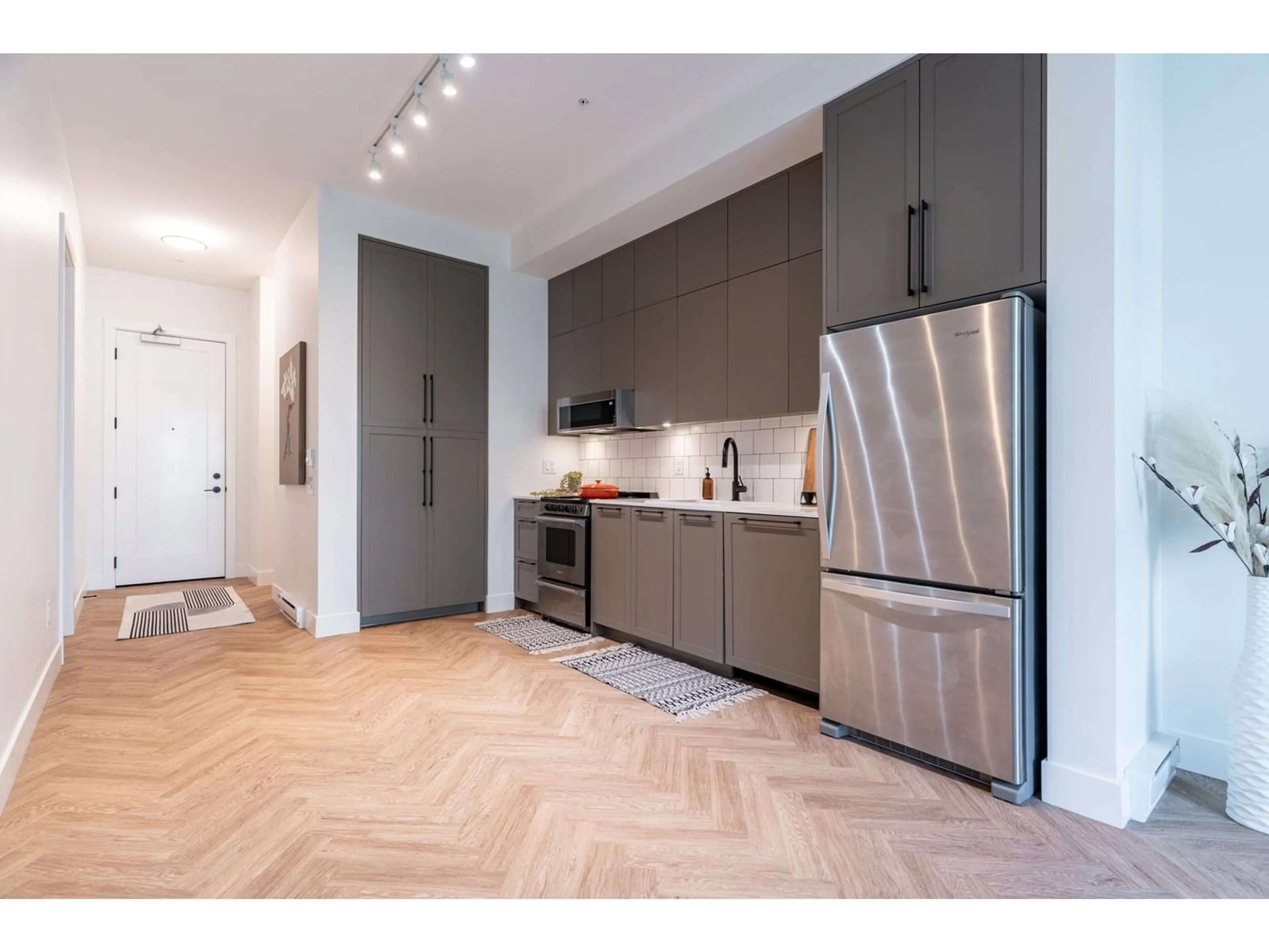 Open concept kitchen, unknown for 106 - 13933 105, Surrey British Columbia V3T0R6