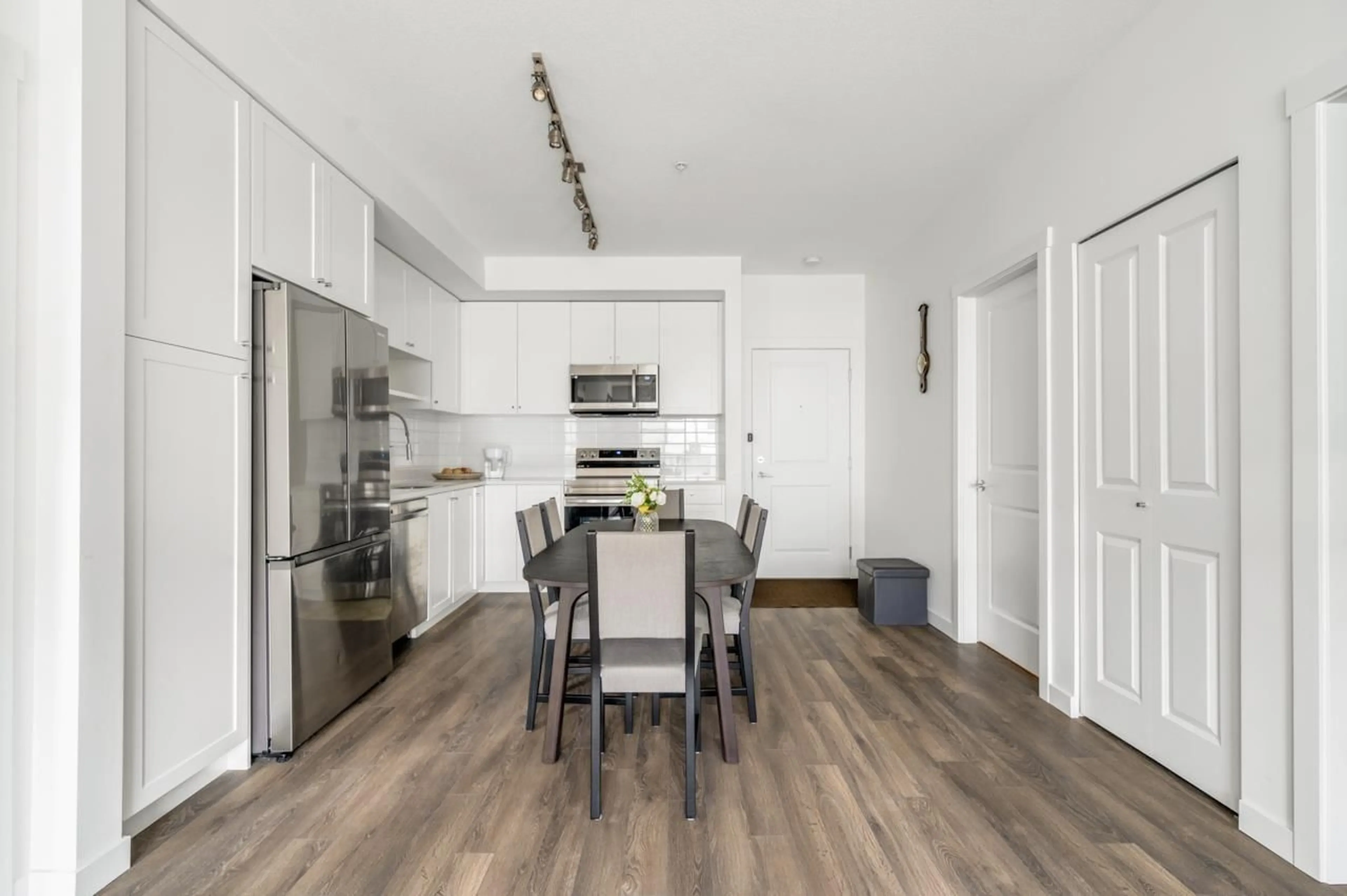 Open concept kitchen, wood/laminate floor for 508 - 15815 85, Surrey British Columbia V4N6X5