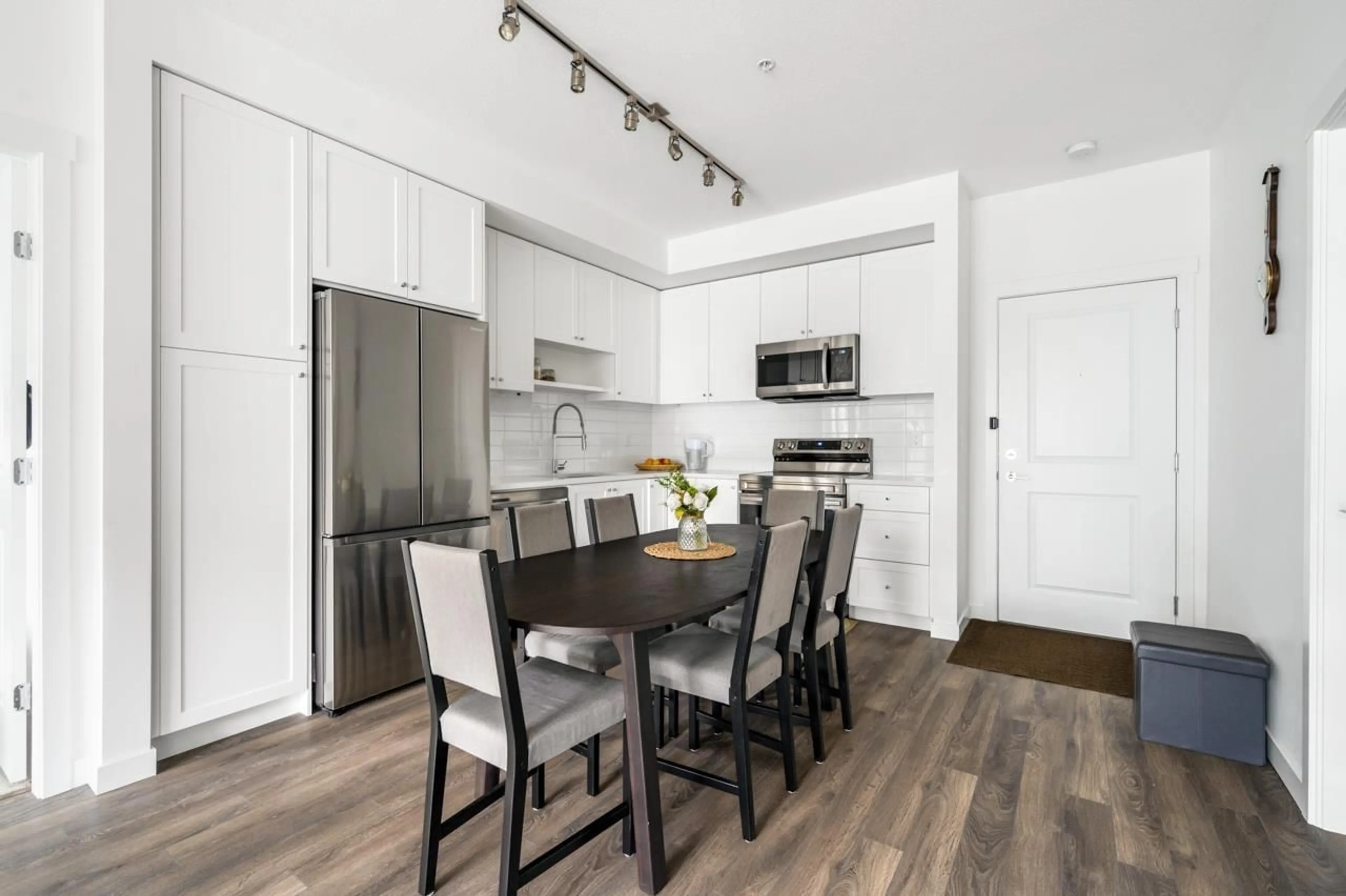 Open concept kitchen, wood/laminate floor for 508 - 15815 85, Surrey British Columbia V4N6X5
