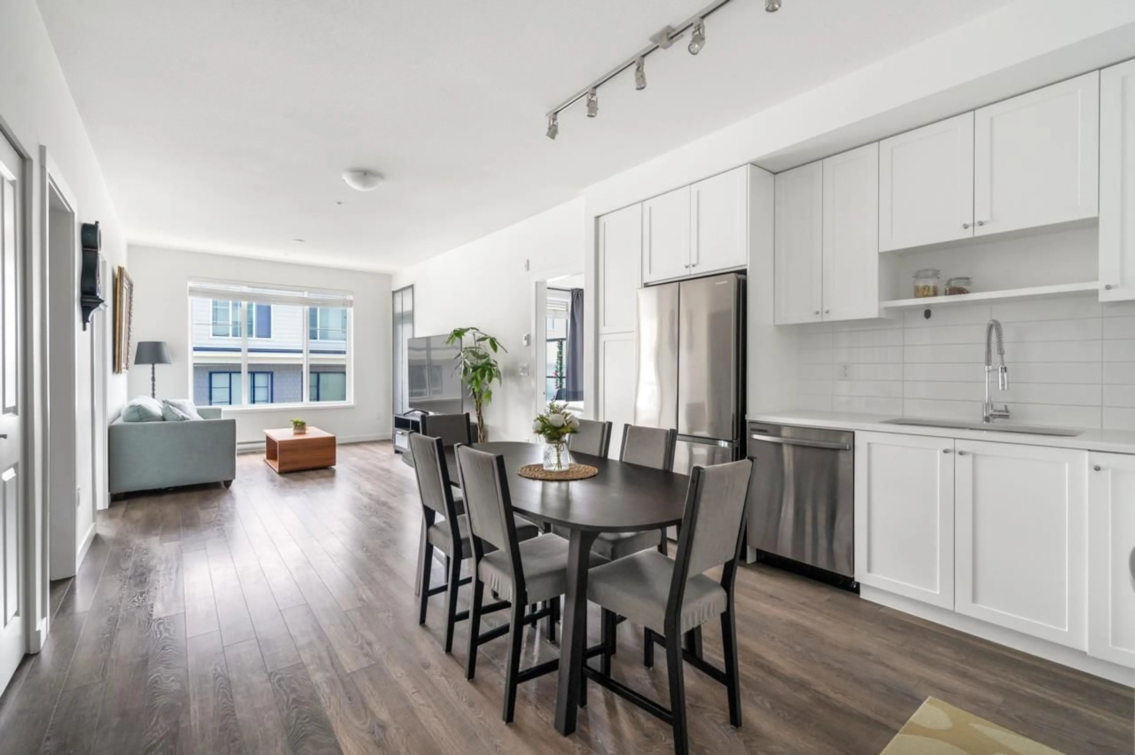 Open concept kitchen, wood/laminate floor for 508 - 15815 85, Surrey British Columbia V4N6X5