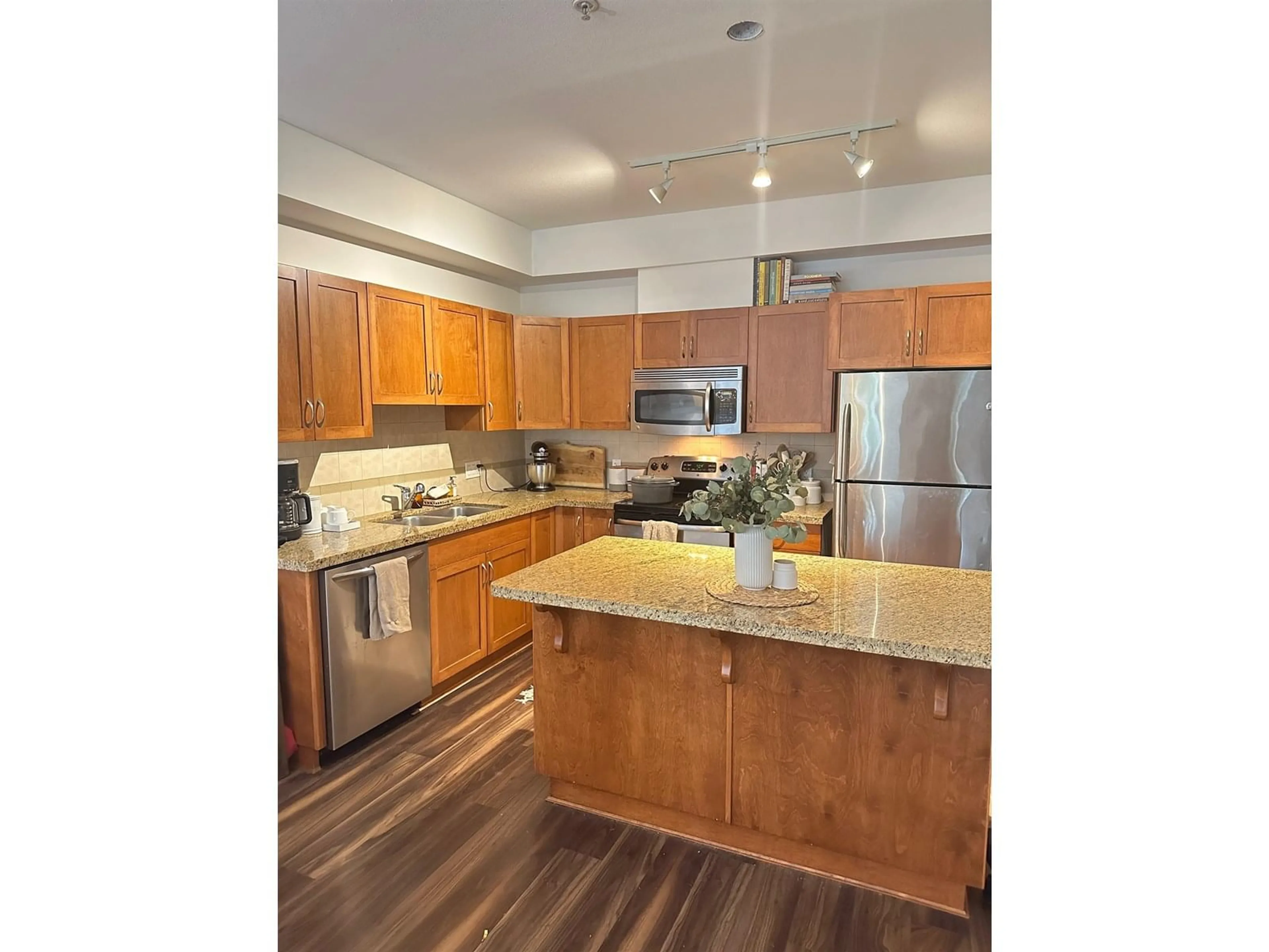Standard kitchen, wood/laminate floor for 104 - 33338 BOURQUIN EAST, Abbotsford British Columbia V2S1Y1