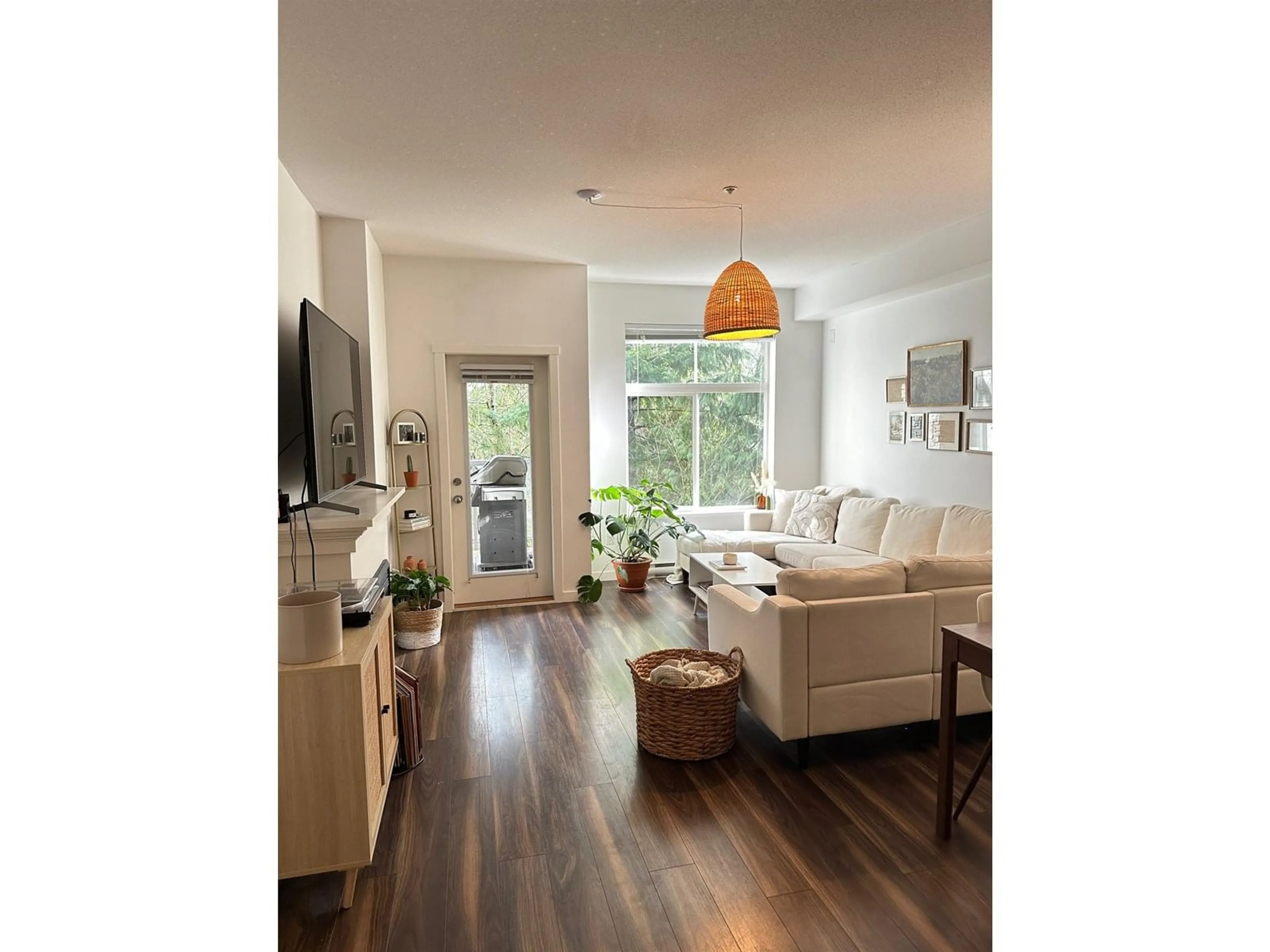 Living room with furniture, wood/laminate floor for 104 - 33338 BOURQUIN EAST, Abbotsford British Columbia V2S1Y1