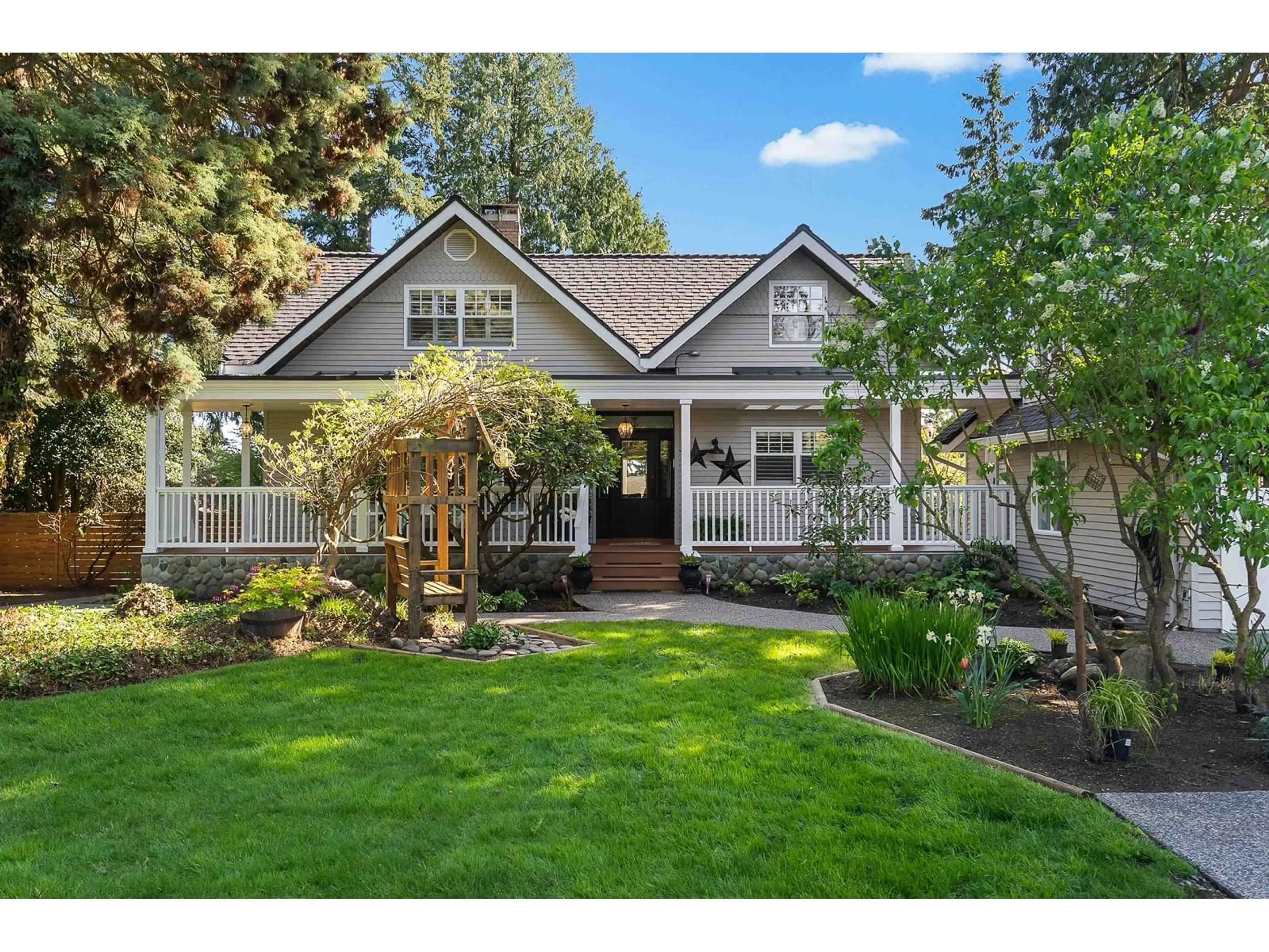 Home with vinyl exterior material, street for 13892 MARINE, White Rock British Columbia V4B1A4