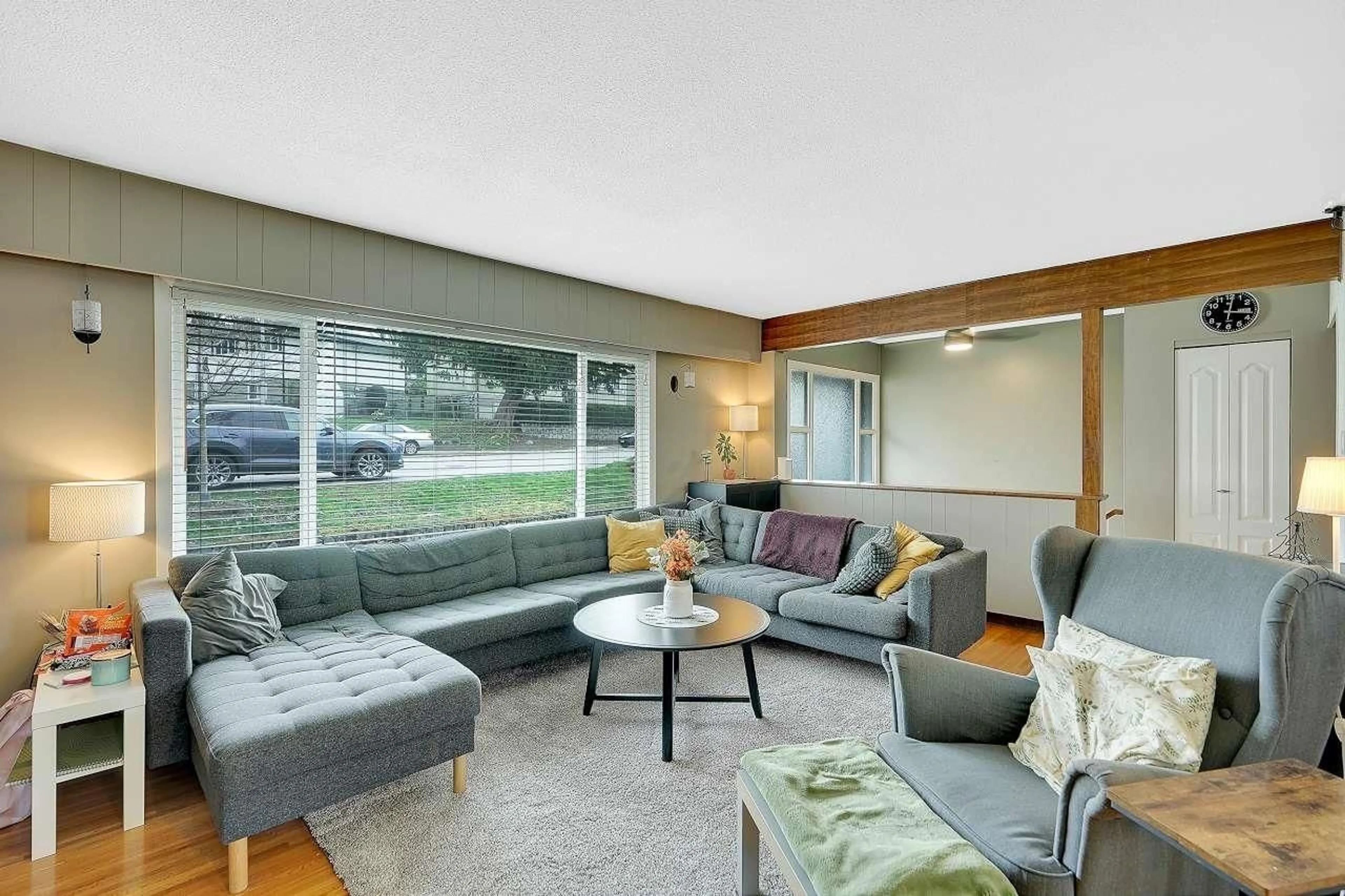 Living room with furniture, unknown for 9511 DAWSON, Delta British Columbia V4C5H1
