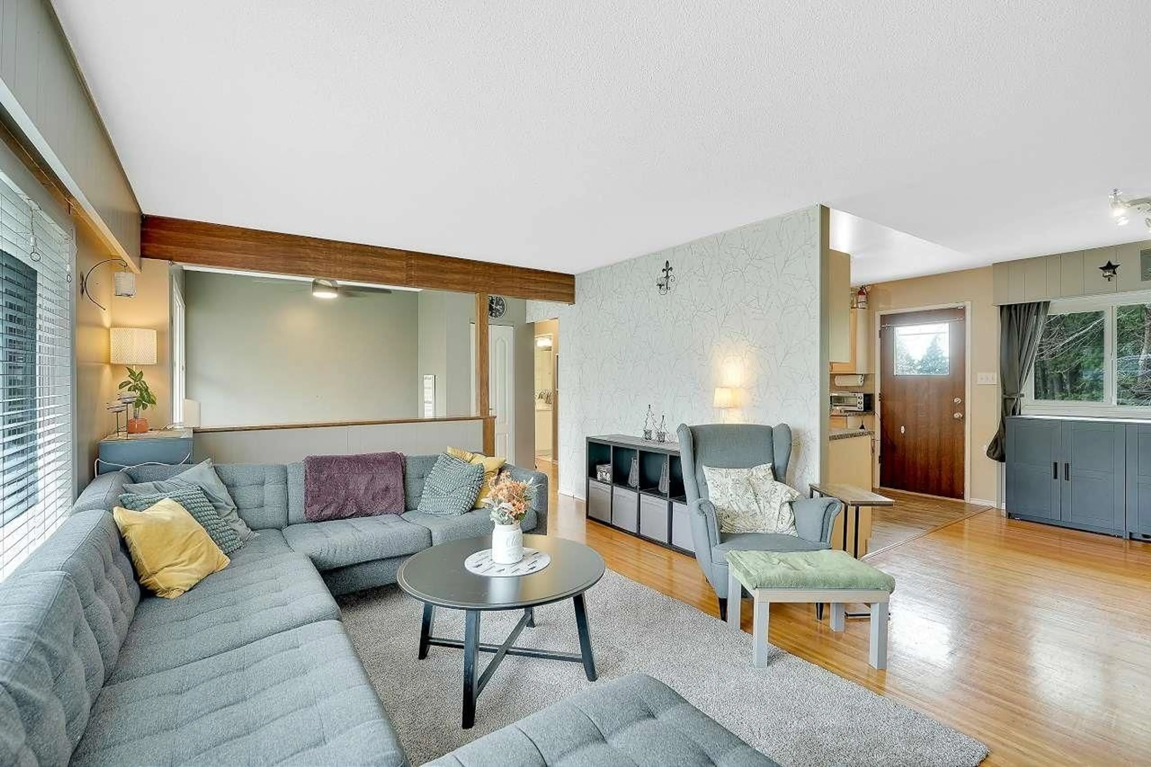 Living room with furniture, unknown for 9511 DAWSON, Delta British Columbia V4C5H1