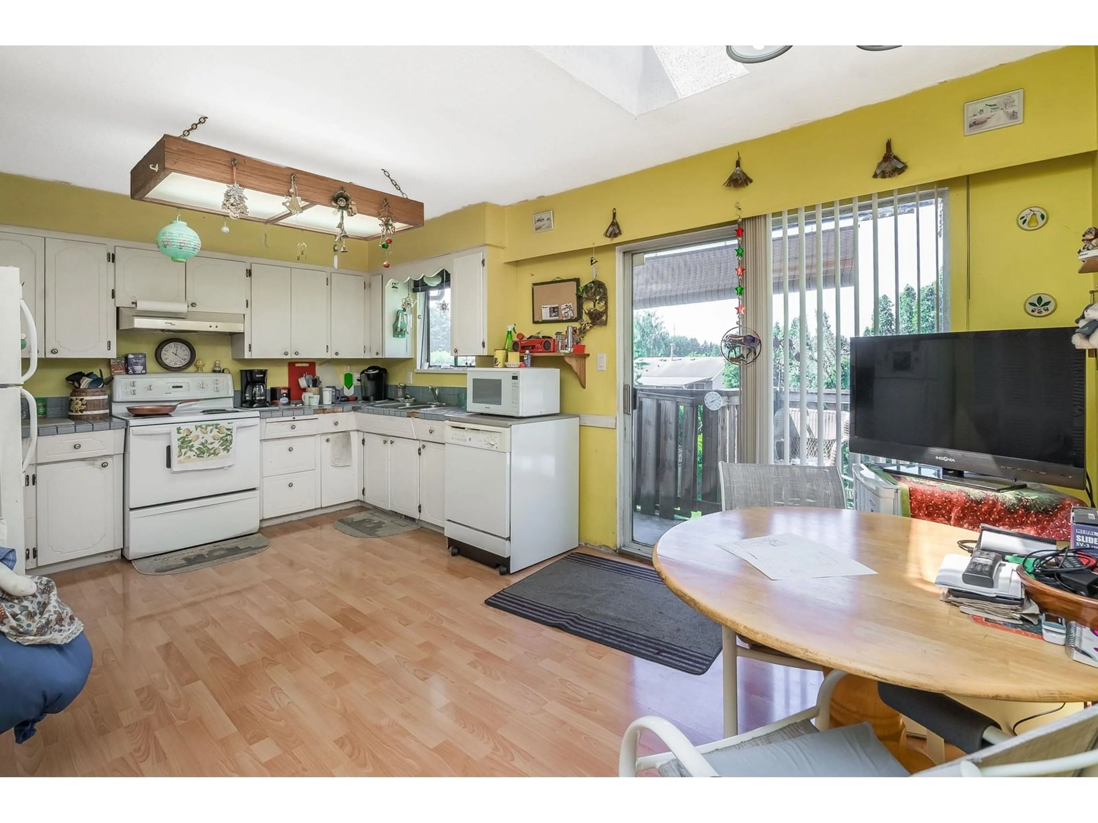 Open concept kitchen, unknown for 1831 MCKENZIE, Abbotsford British Columbia V2S3Z2