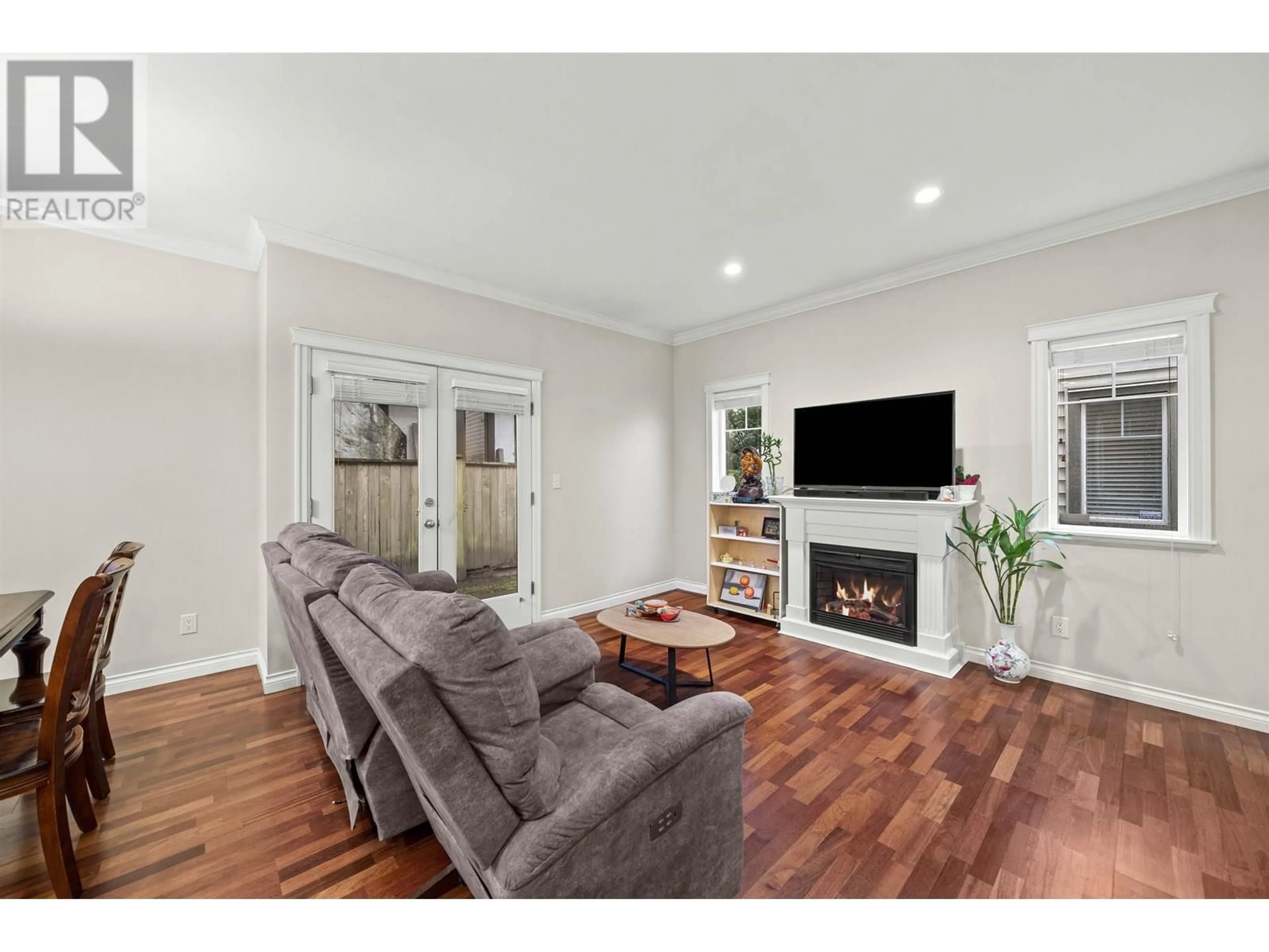 Living room with furniture, wood/laminate floor for 20 - 7331 NO. 4 ROAD, Richmond British Columbia V6Y2T4