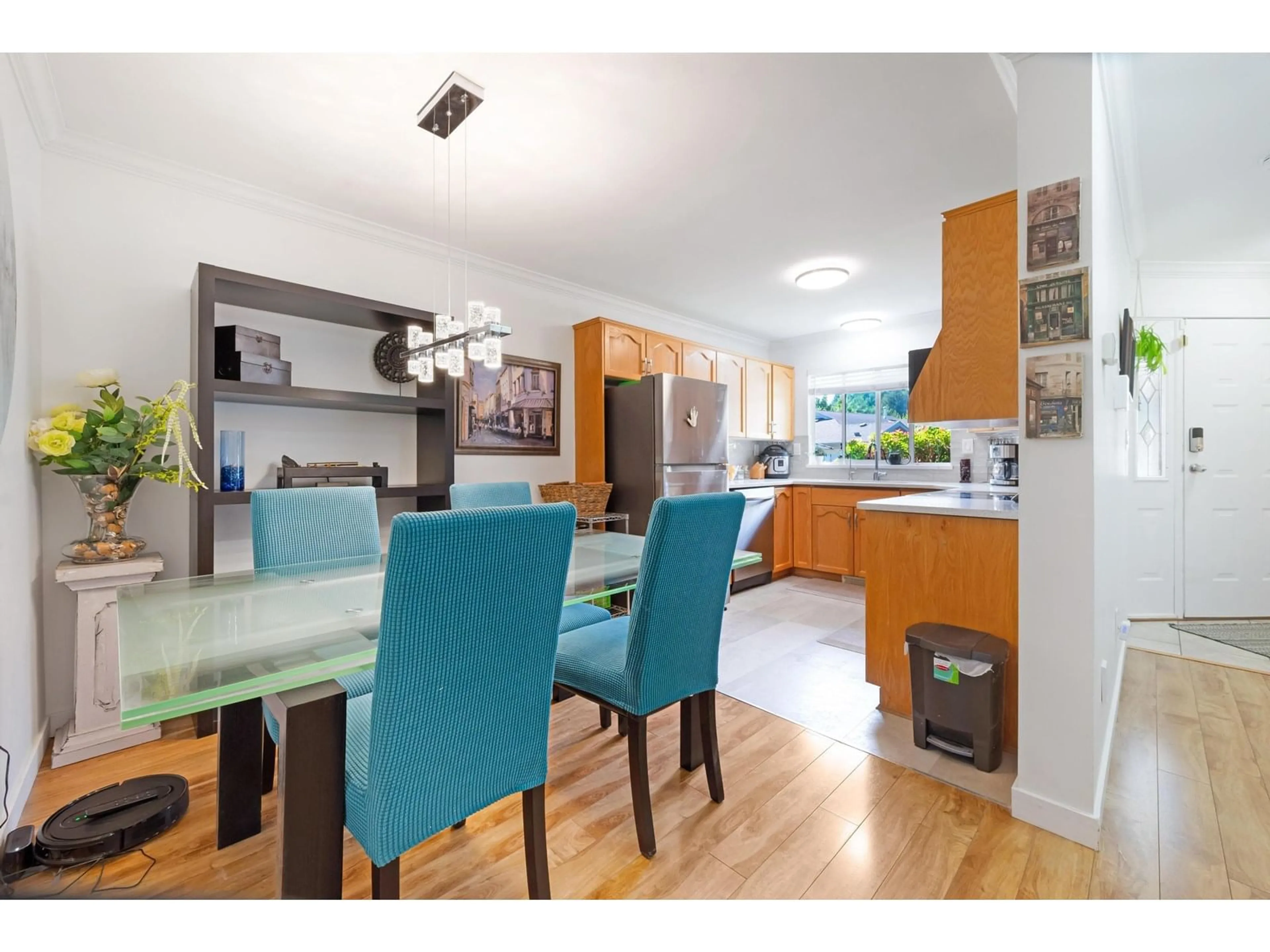 Open concept kitchen, wood/laminate floor for 10 - 2023 WINFIELD, Abbotsford British Columbia V3G1K5