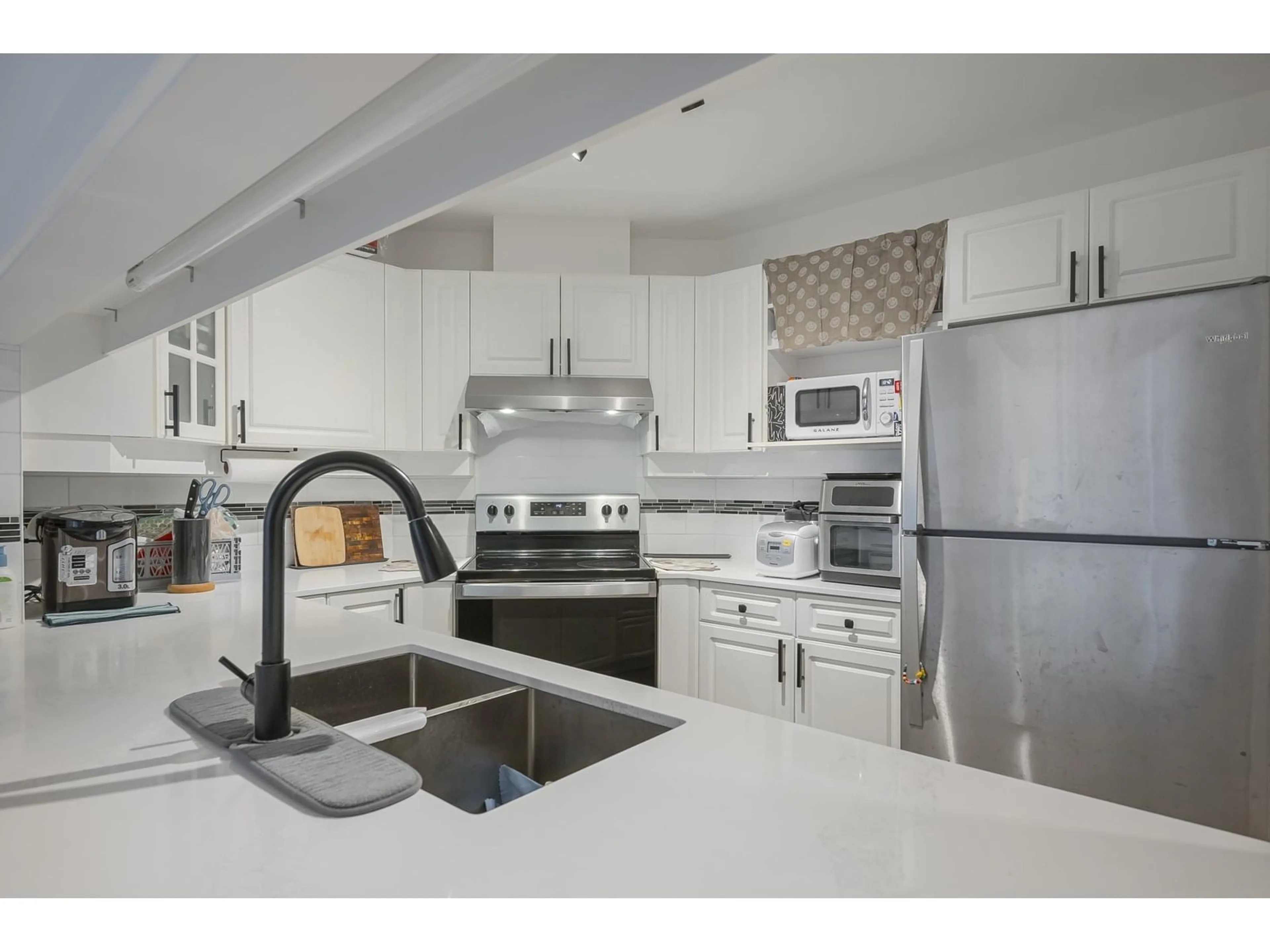 Open concept kitchen, ceramic/tile floor for 311 - 1588 BEST, White Rock British Columbia V4B4G1