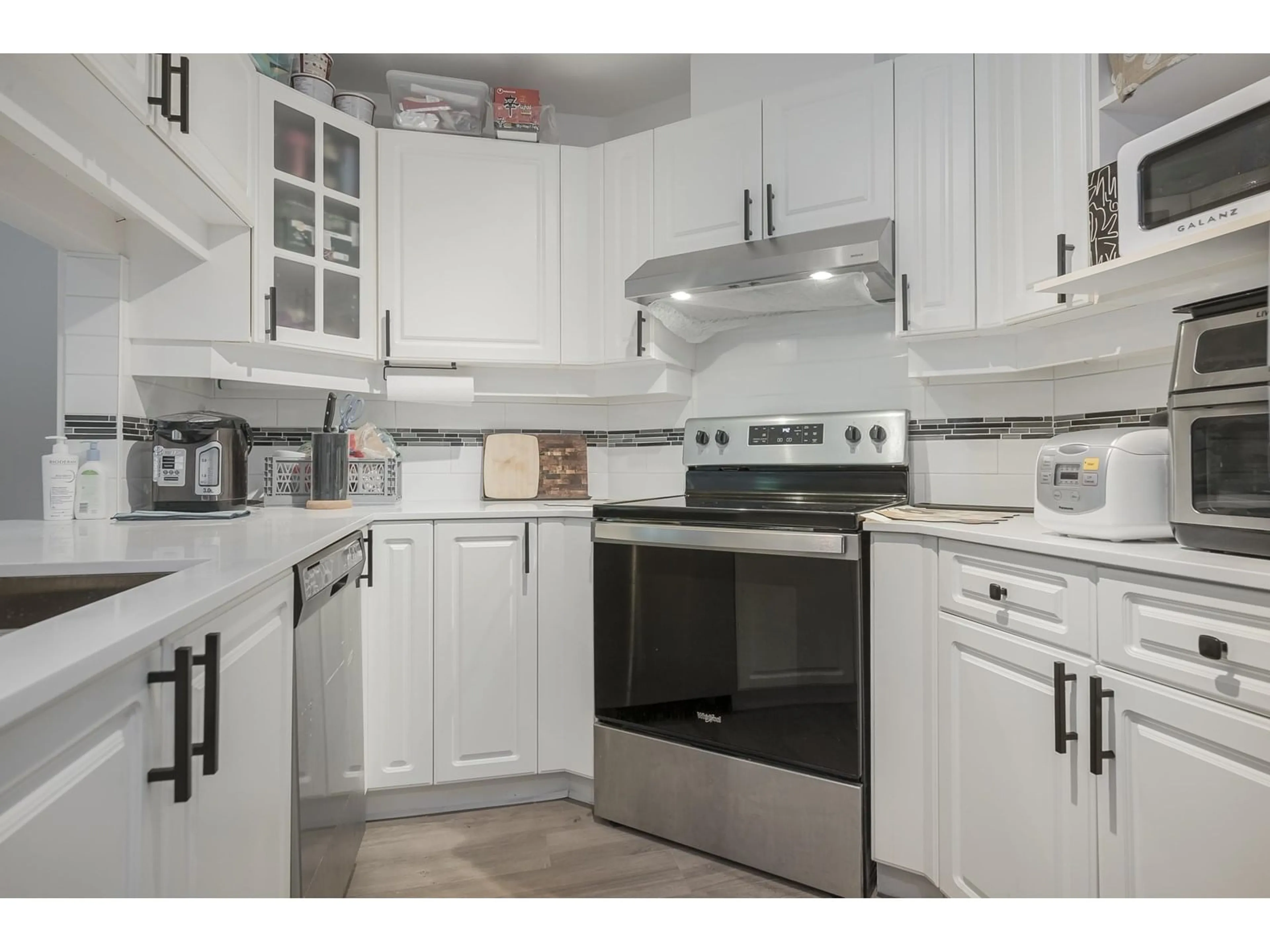 Standard kitchen, unknown for 311 - 1588 BEST, White Rock British Columbia V4B4G1