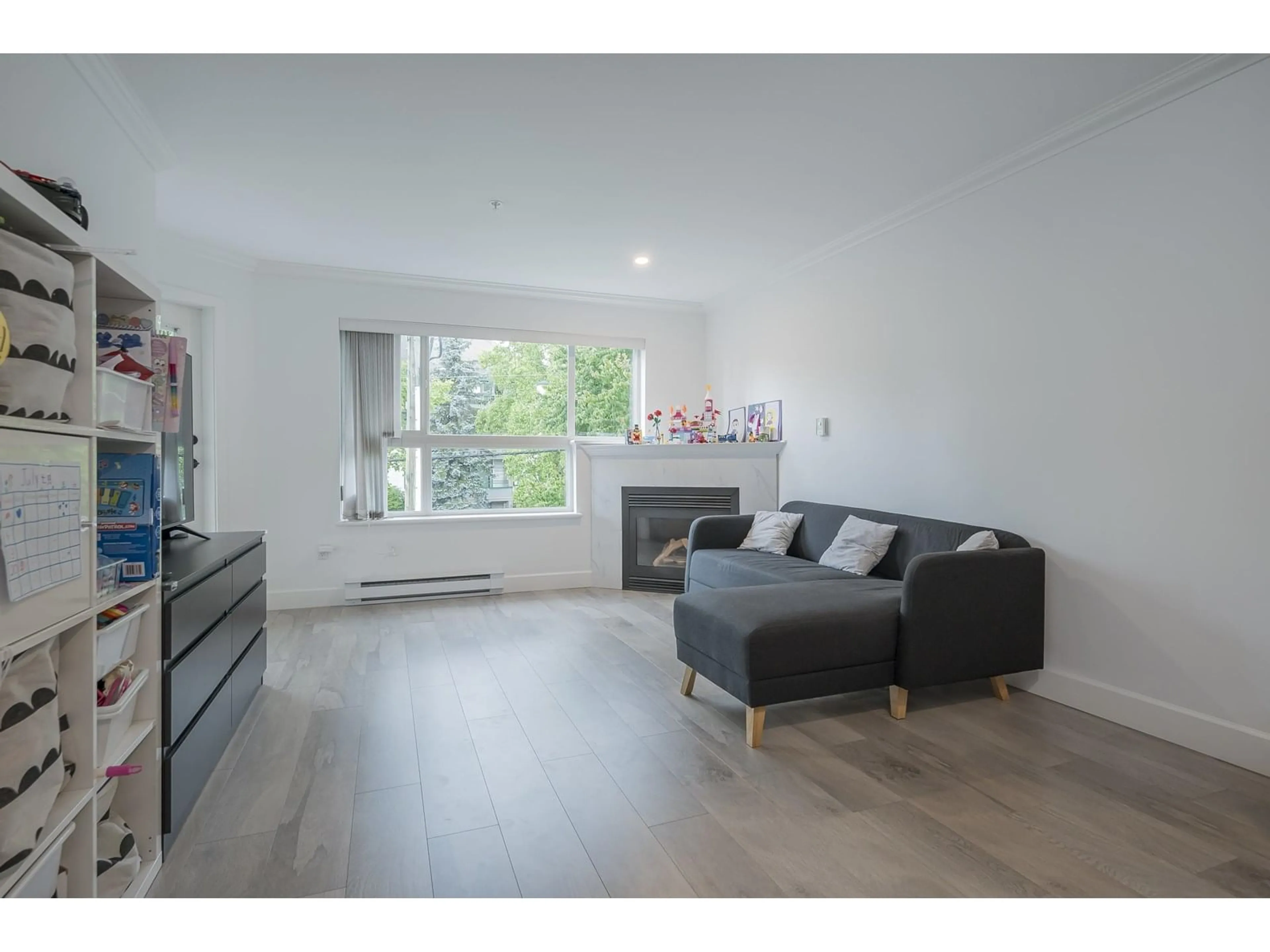 Living room with furniture, wood/laminate floor for 311 - 1588 BEST, White Rock British Columbia V4B4G1