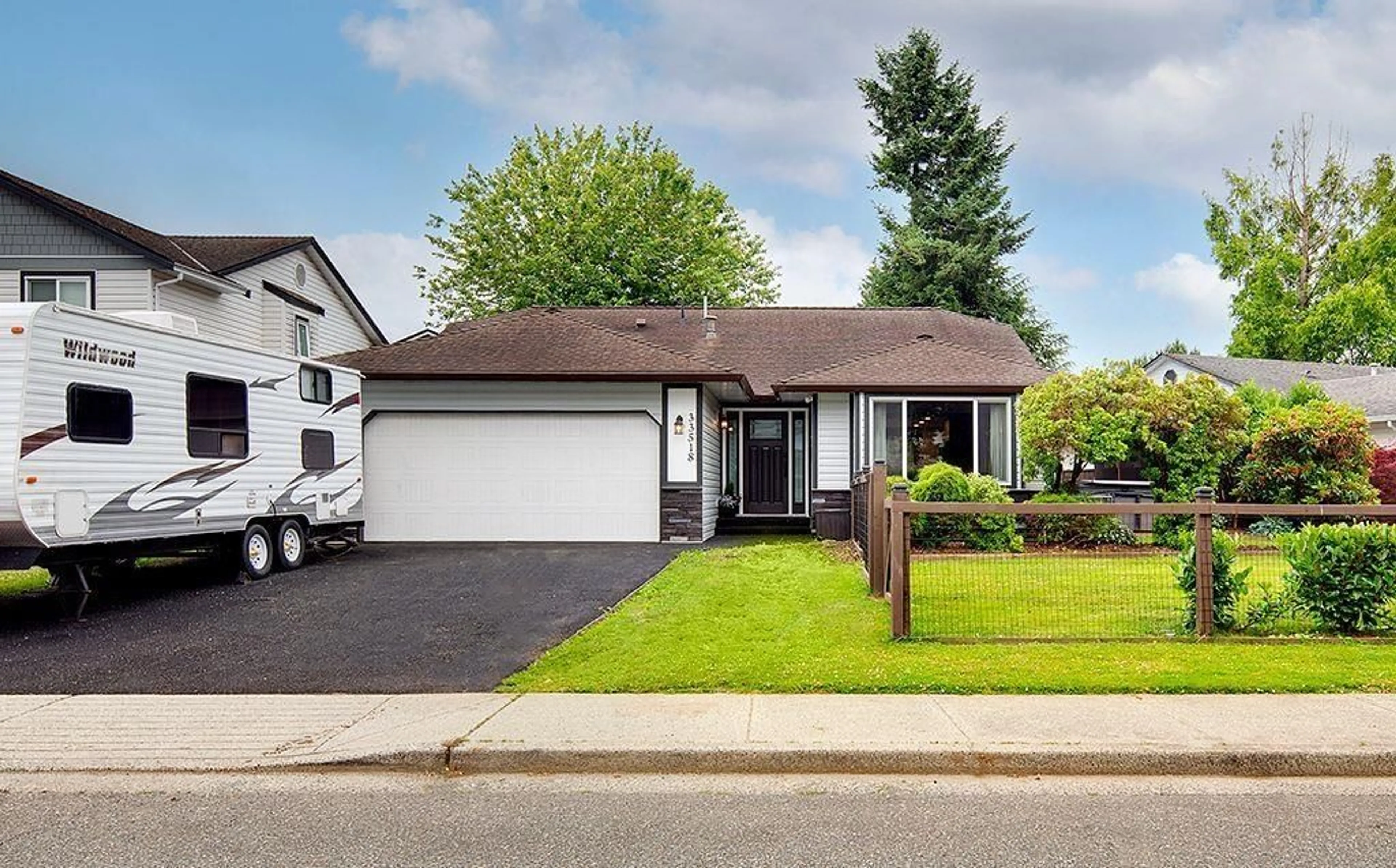Home with vinyl exterior material, street for 33518 KNIGHT, Mission British Columbia V2V6L5