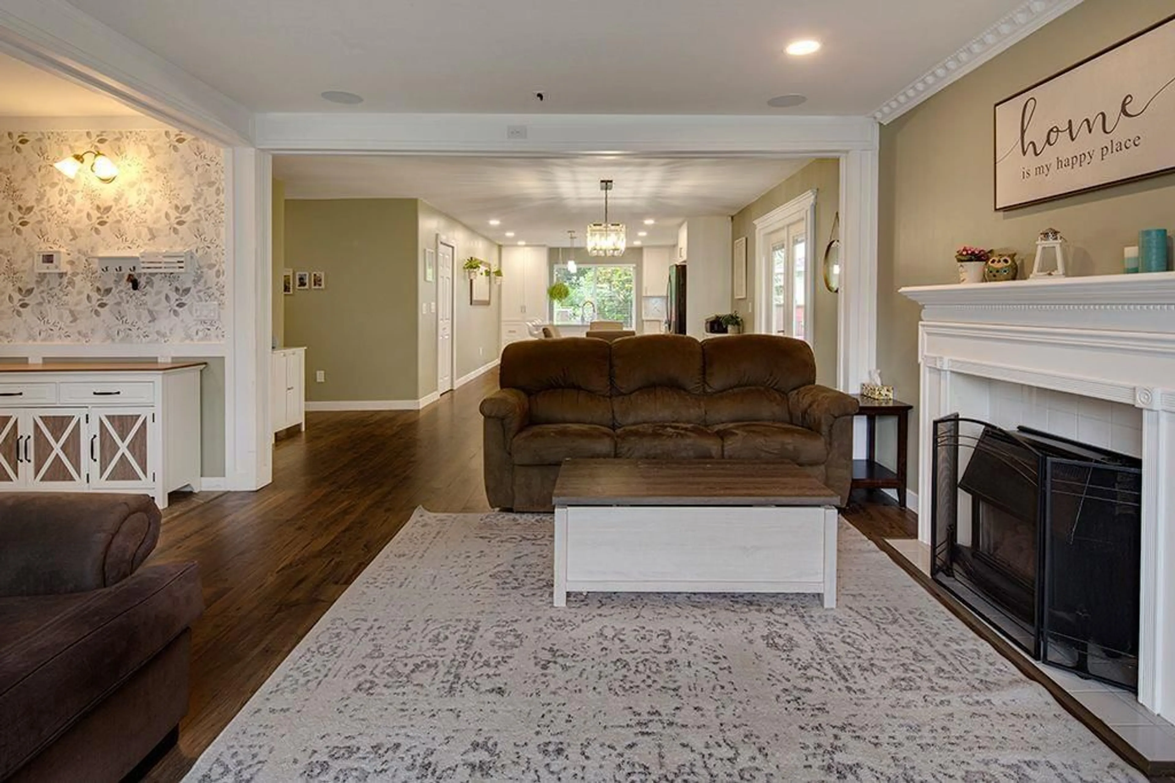 Living room with furniture, unknown for 33518 KNIGHT, Mission British Columbia V2V6L5