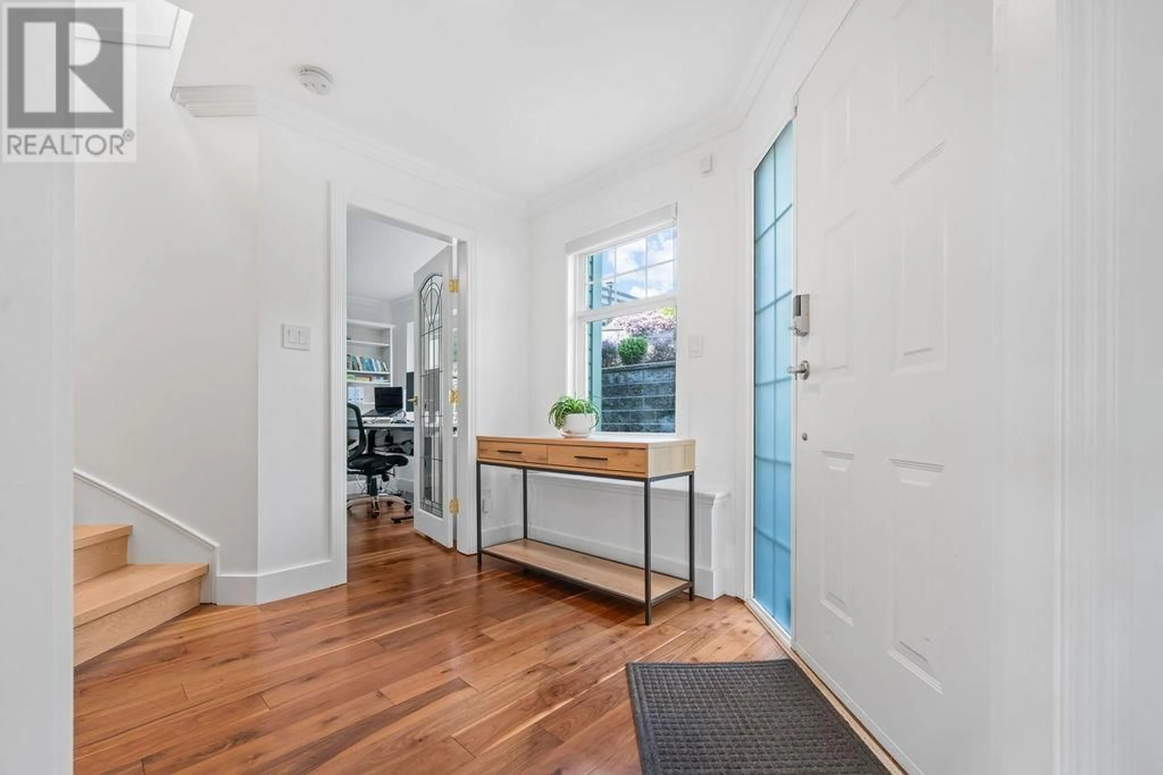 Indoor entryway for 1075 ADDERLEY STREET, North Vancouver British Columbia V7L1T4