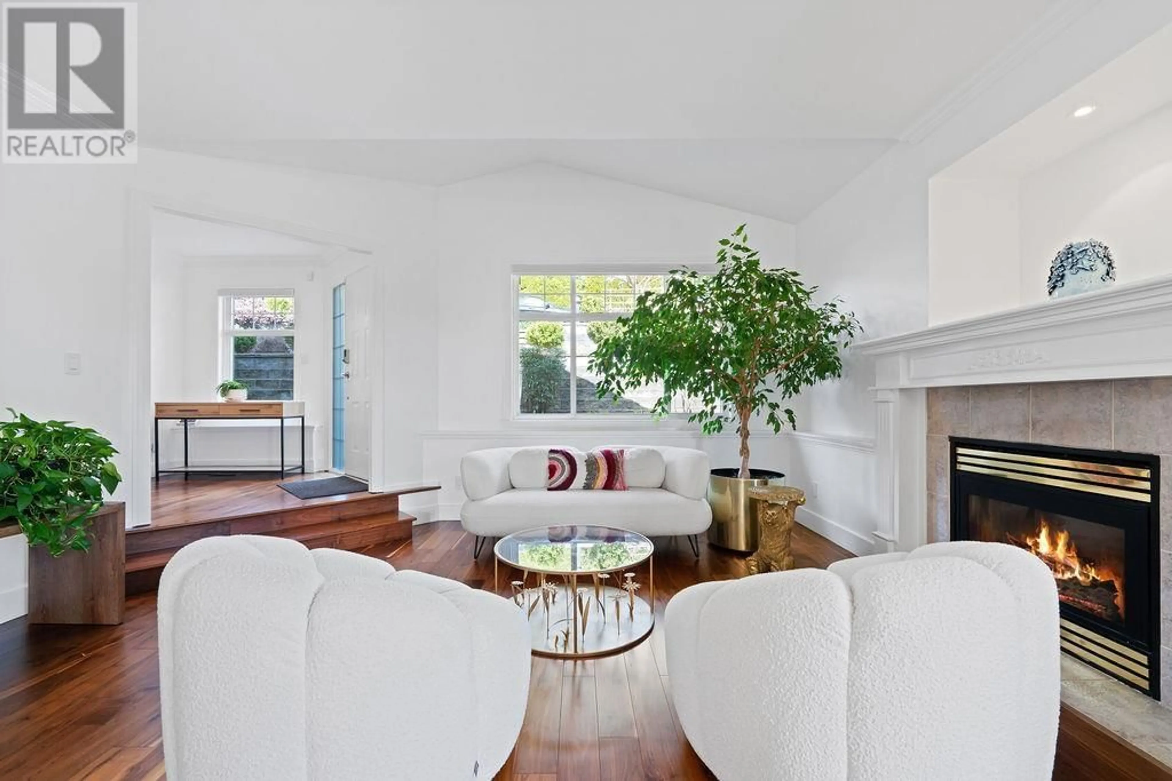 Living room with furniture, unknown for 1075 ADDERLEY STREET, North Vancouver British Columbia V7L1T4