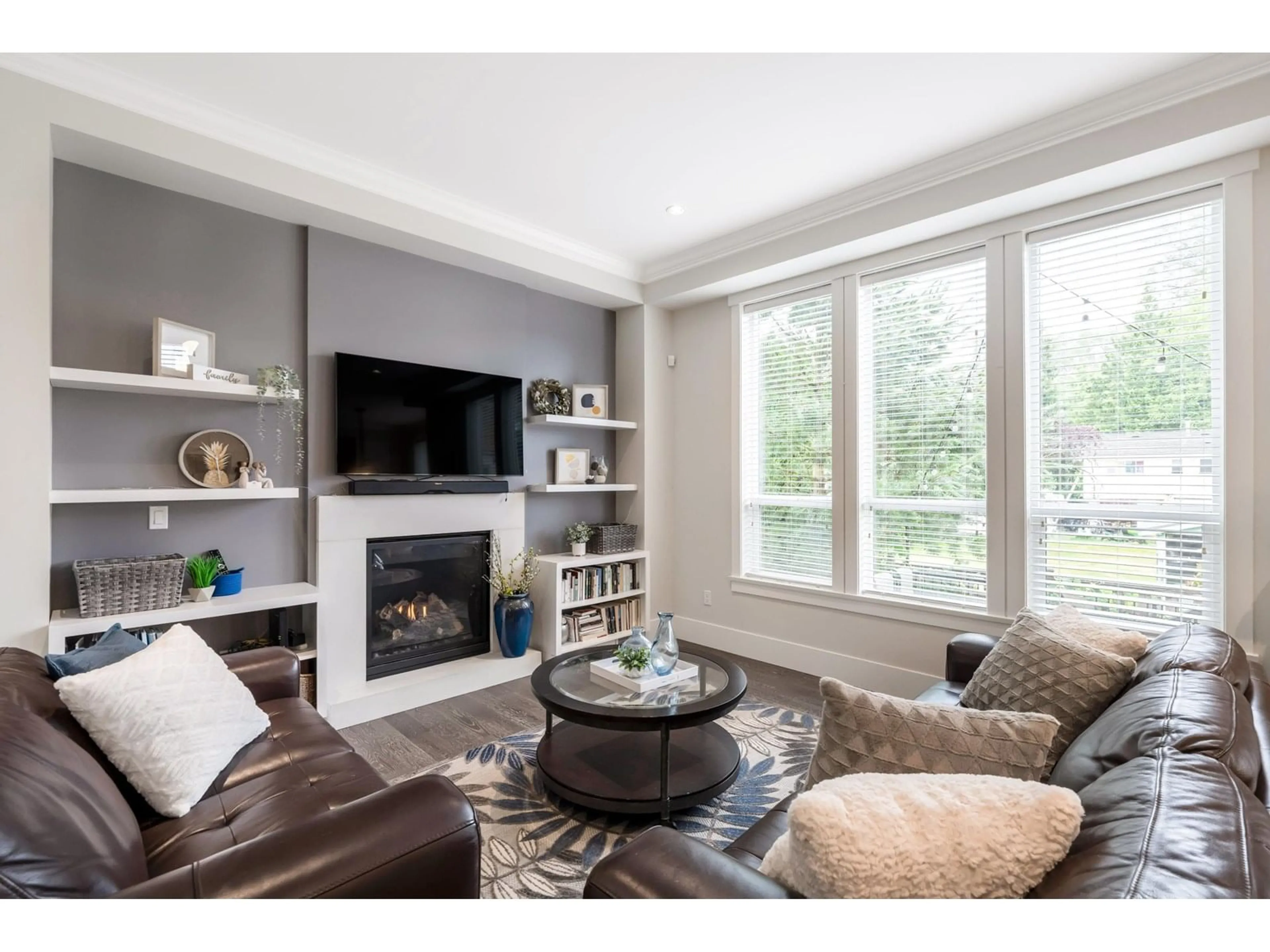 Living room with furniture, wood/laminate floor for 4922 223B, Langley British Columbia V2Y2X6