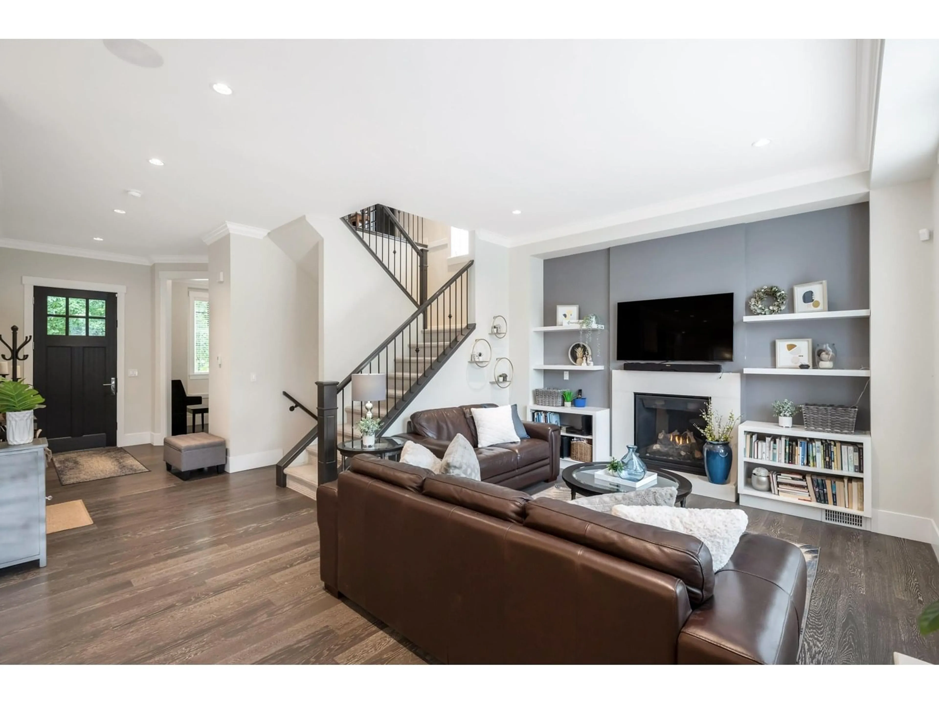 Living room with furniture, wood/laminate floor for 4922 223B, Langley British Columbia V2Y2X6