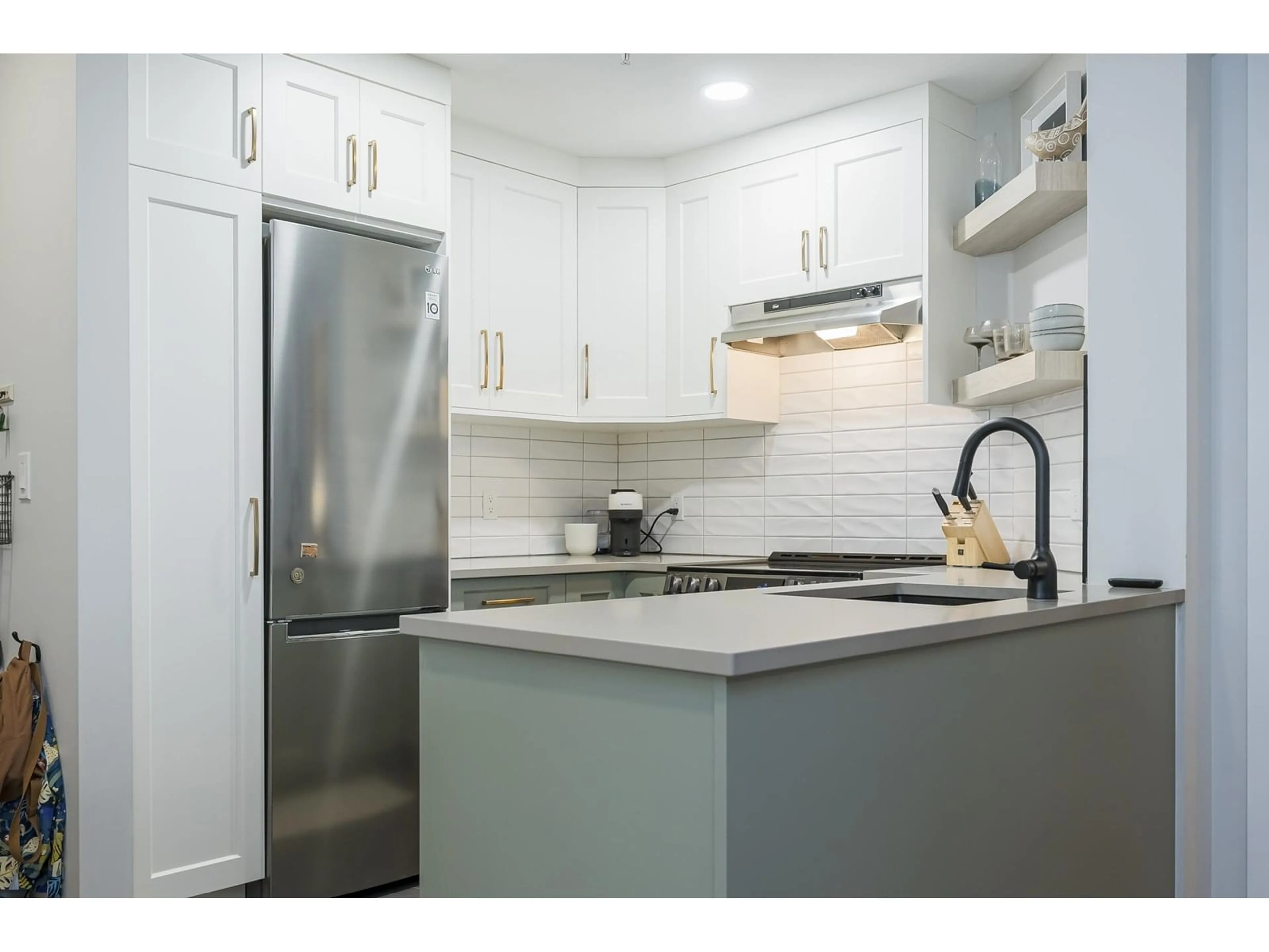 Standard kitchen, unknown for 106 - 22025 48, Langley British Columbia V3A8L2