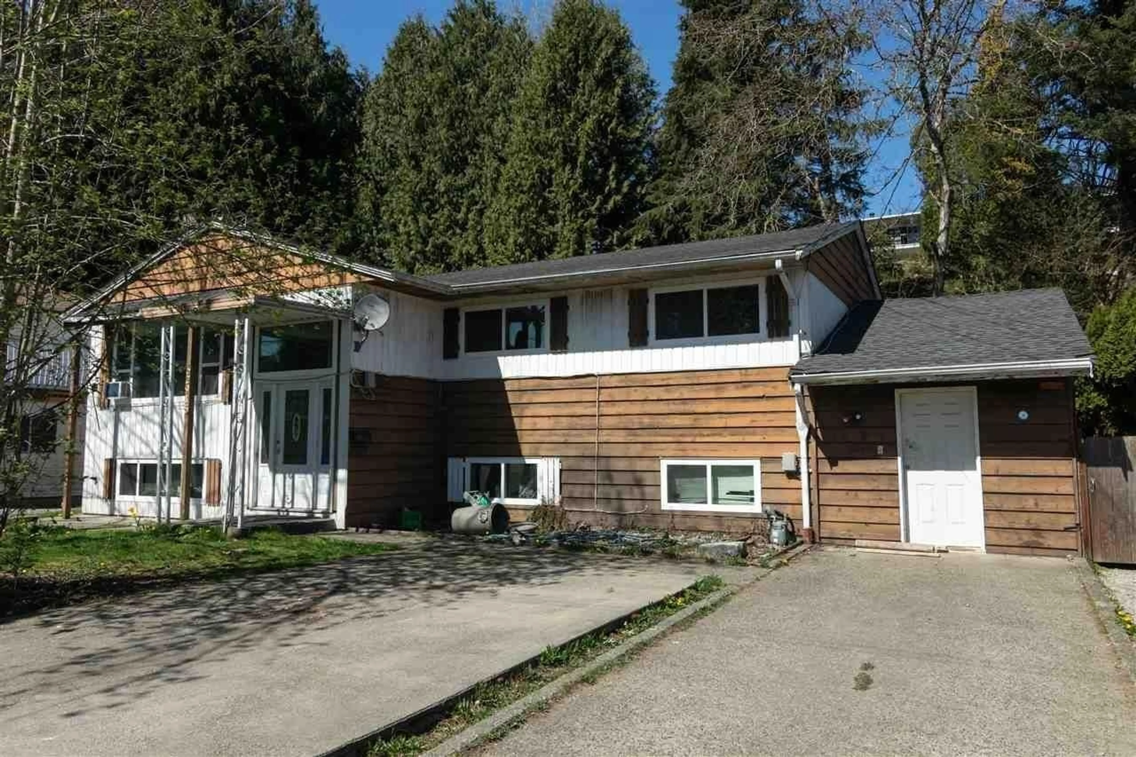 Home with vinyl exterior material, street for 32915 3RD, Mission British Columbia V2V1N2