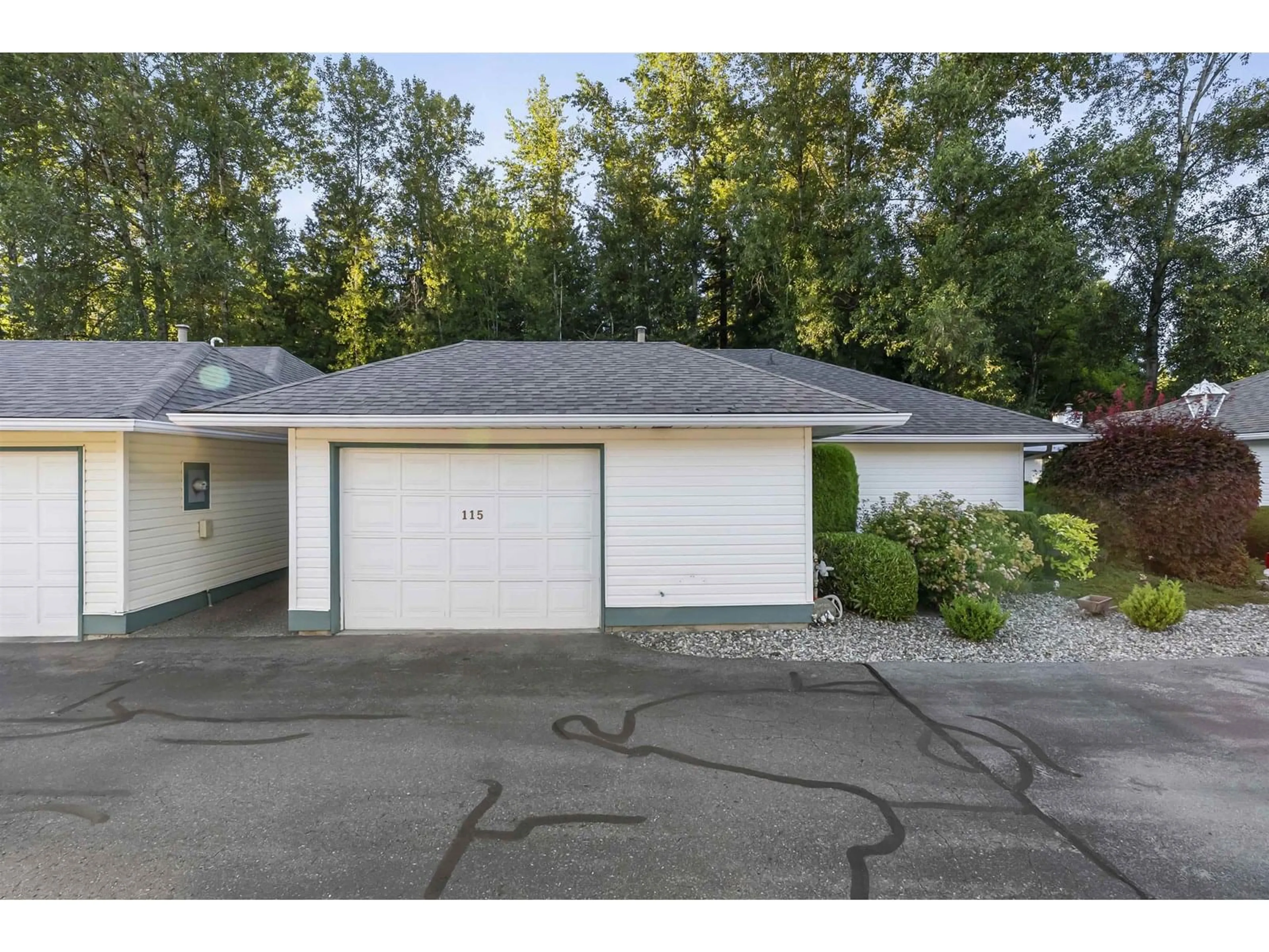 Indoor garage for 115 - 10172 141, Surrey British Columbia V3T4P6