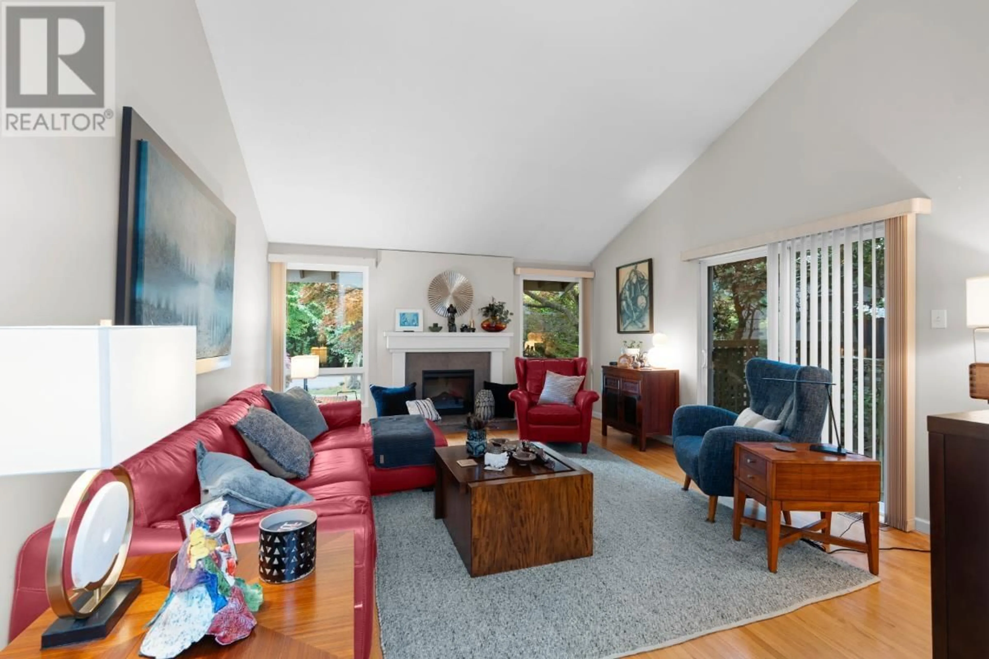 Living room with furniture, unknown for 407 QUEENS AVENUE, New Westminster British Columbia V3L1K2