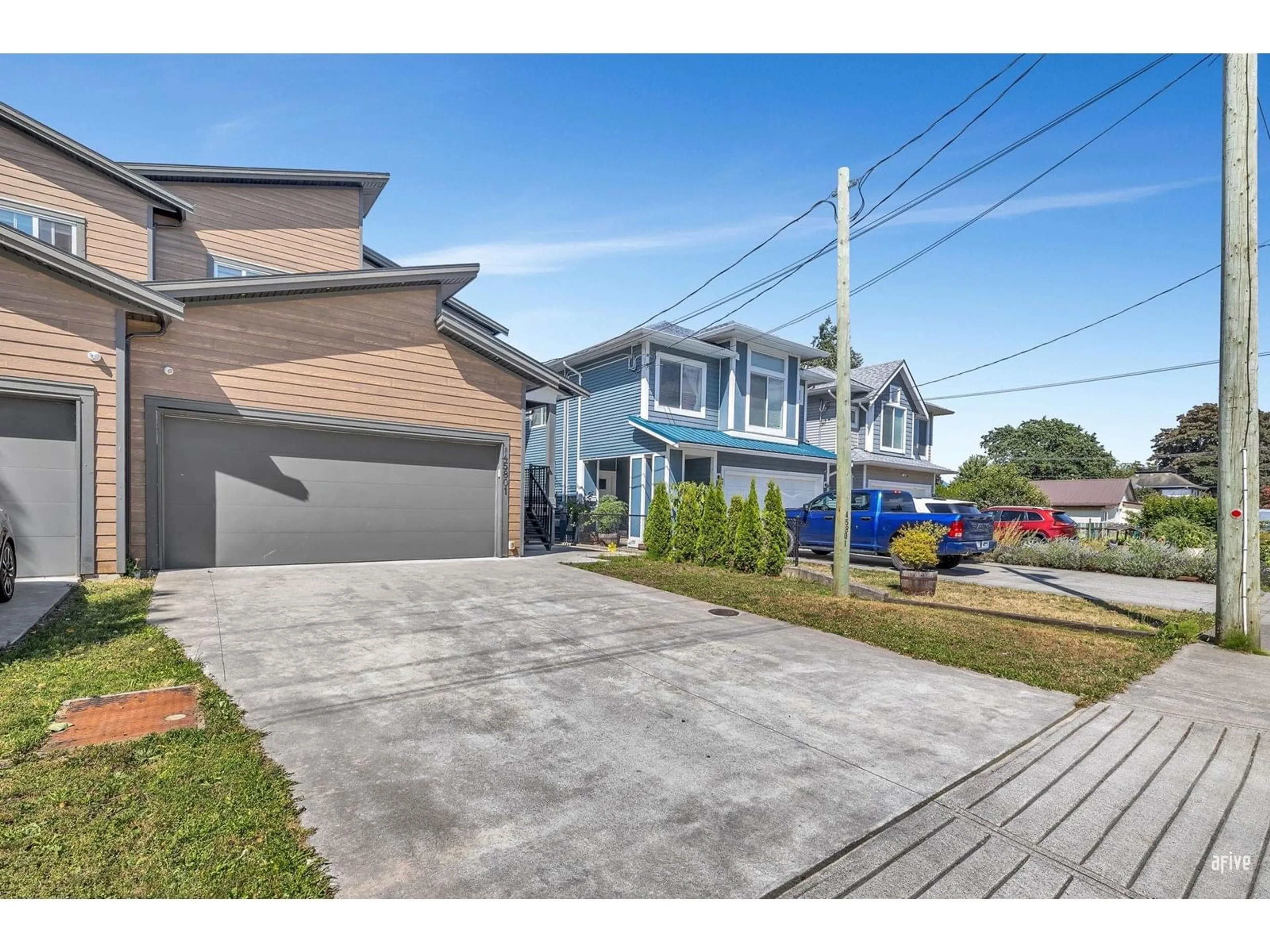 A pic from outside/outdoor area/front of a property/back of a property/a pic from drone, street for B - 45801 REECE AVENUE, Chilliwack British Columbia V2P2Z4