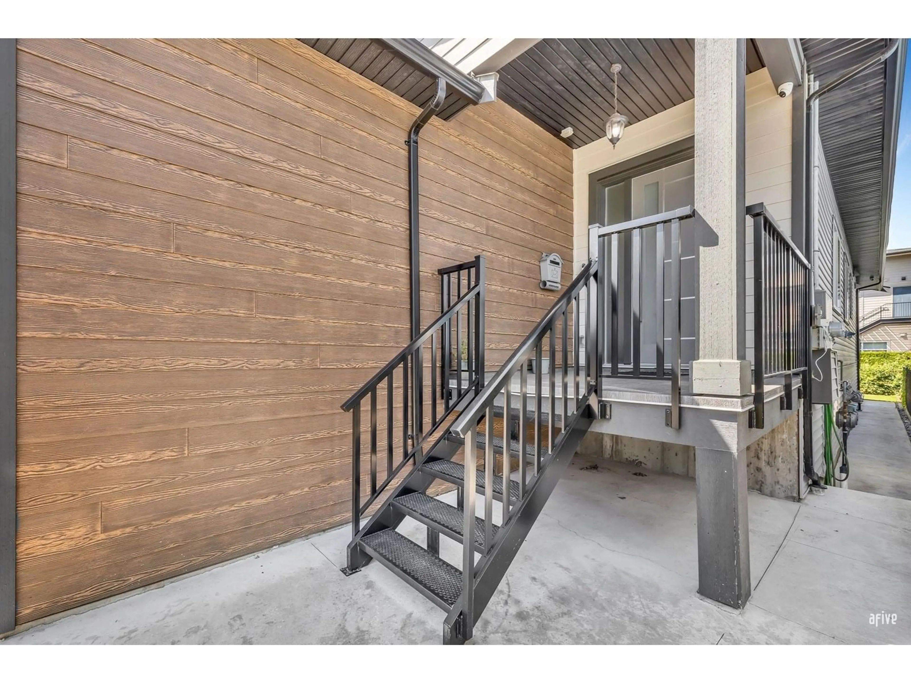 Indoor entryway for B - 45801 REECE AVENUE, Chilliwack British Columbia V2P2Z4