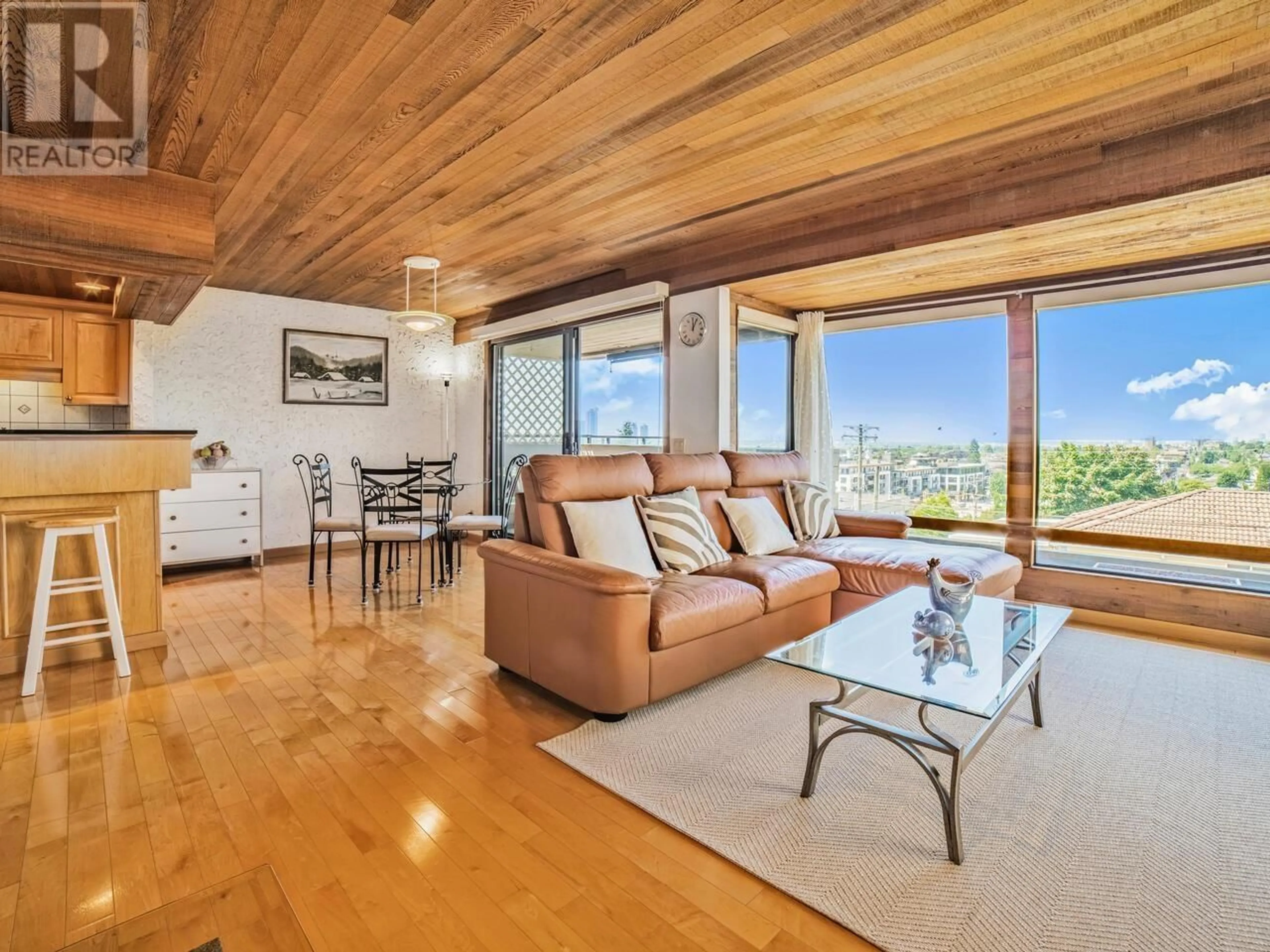 Living room with furniture, wood/laminate floor for 319 DELTA AVENUE, Burnaby British Columbia V5B3C7