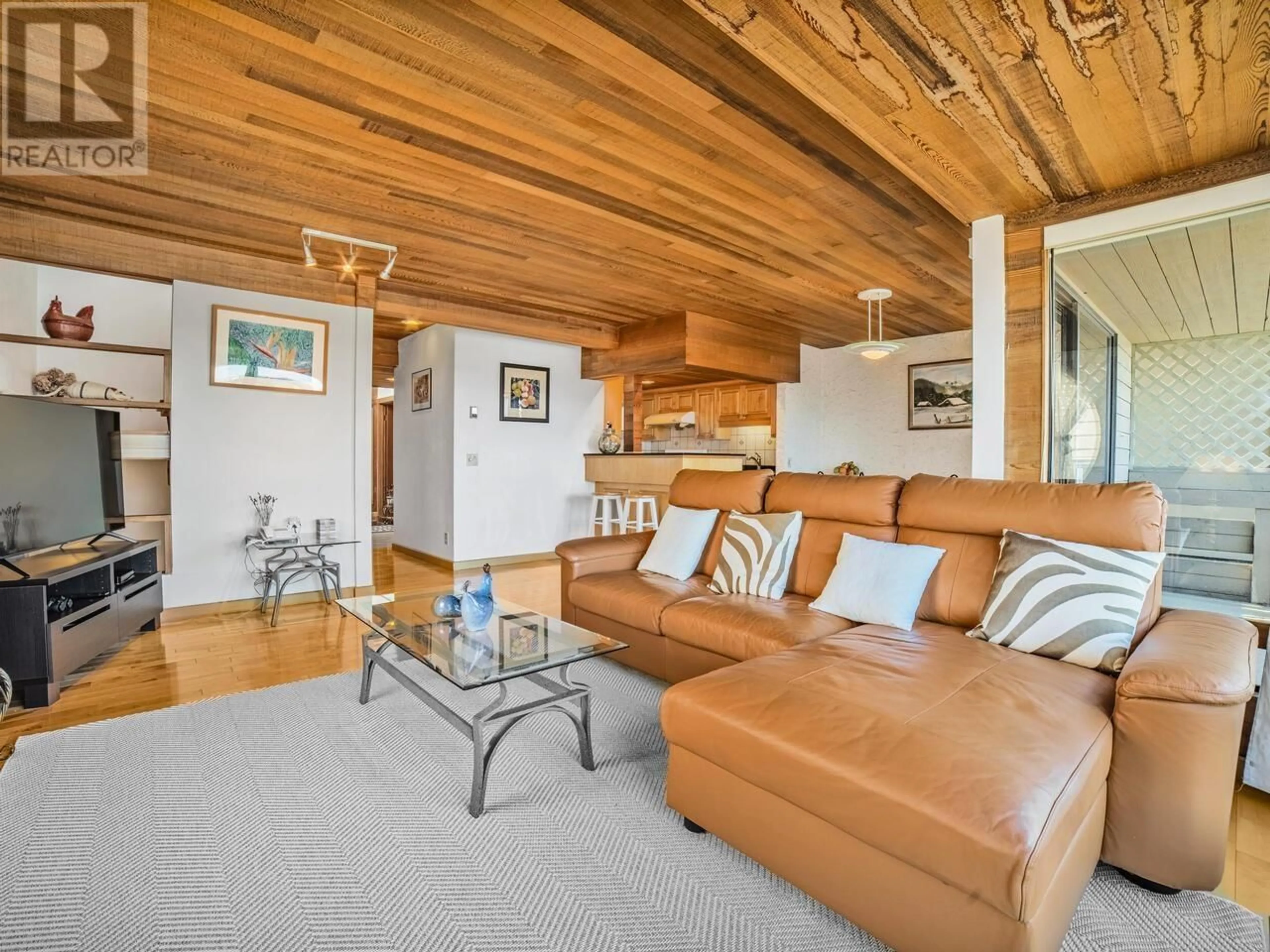 Living room with furniture, wood/laminate floor for 319 DELTA AVENUE, Burnaby British Columbia V5B3C7