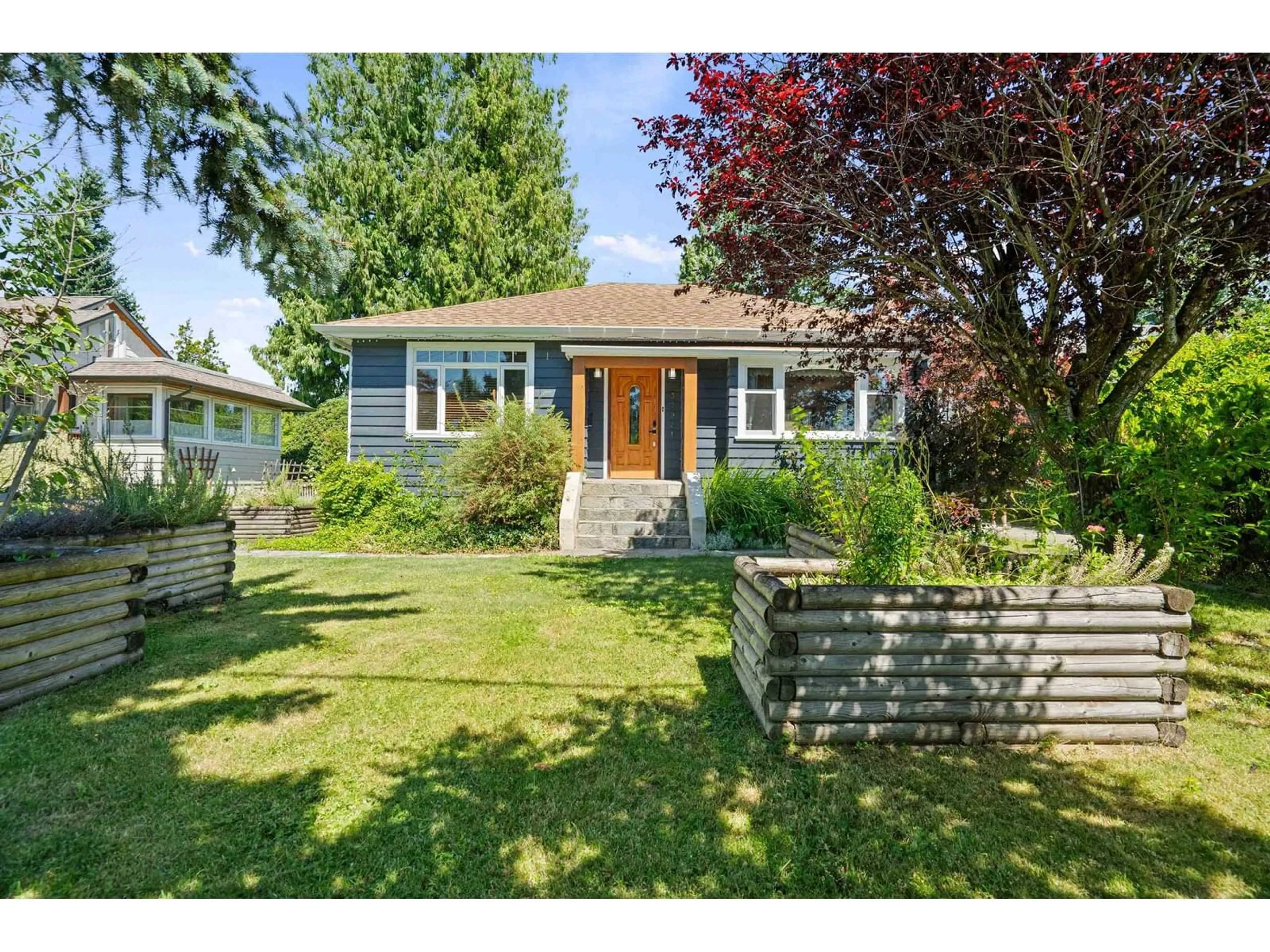 Home with vinyl exterior material, street for 32921 4, Mission British Columbia V2V1S2
