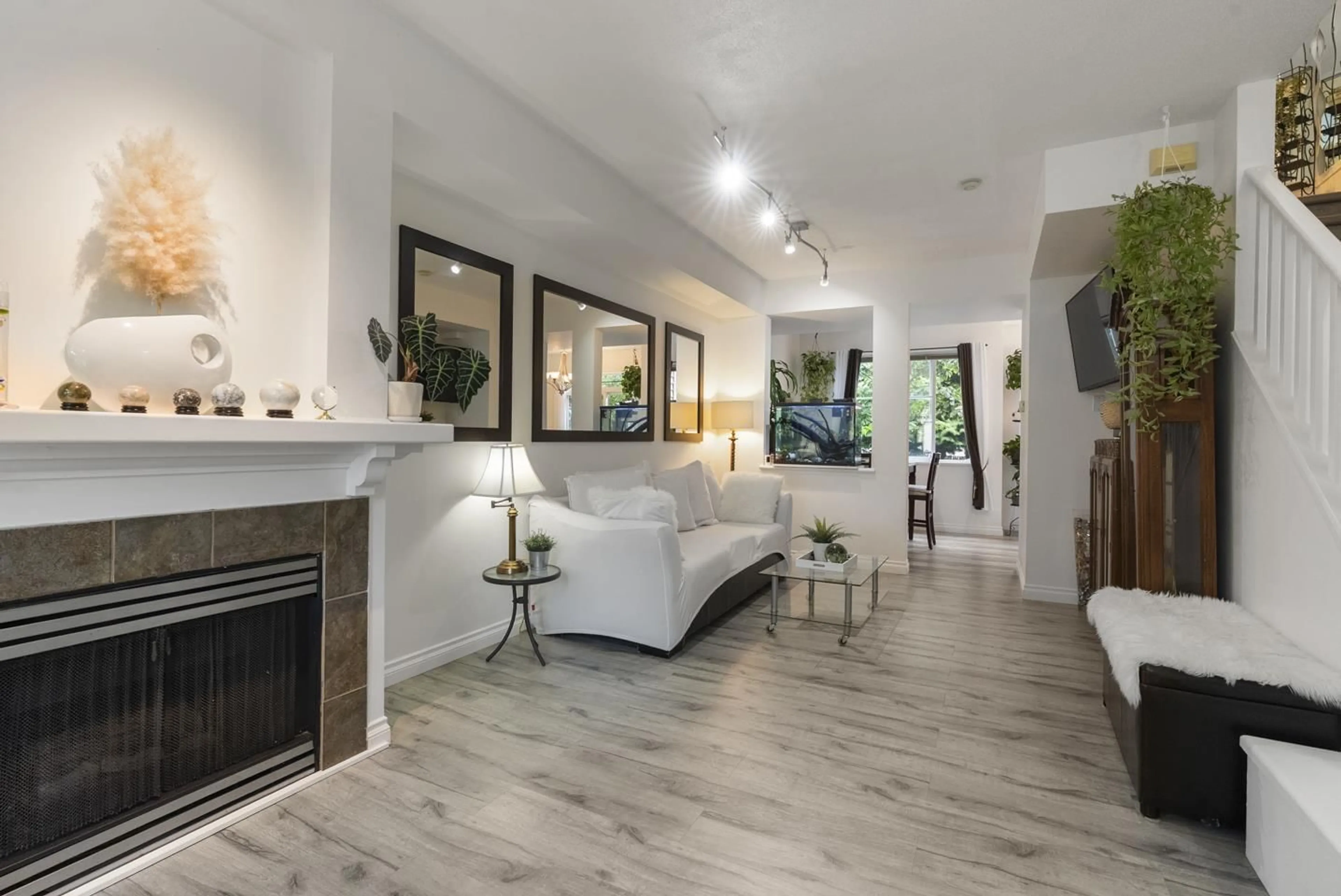 Living room with furniture, wood/laminate floor for 7 - 6445 ROSEBURY, Surrey British Columbia V3S8X9