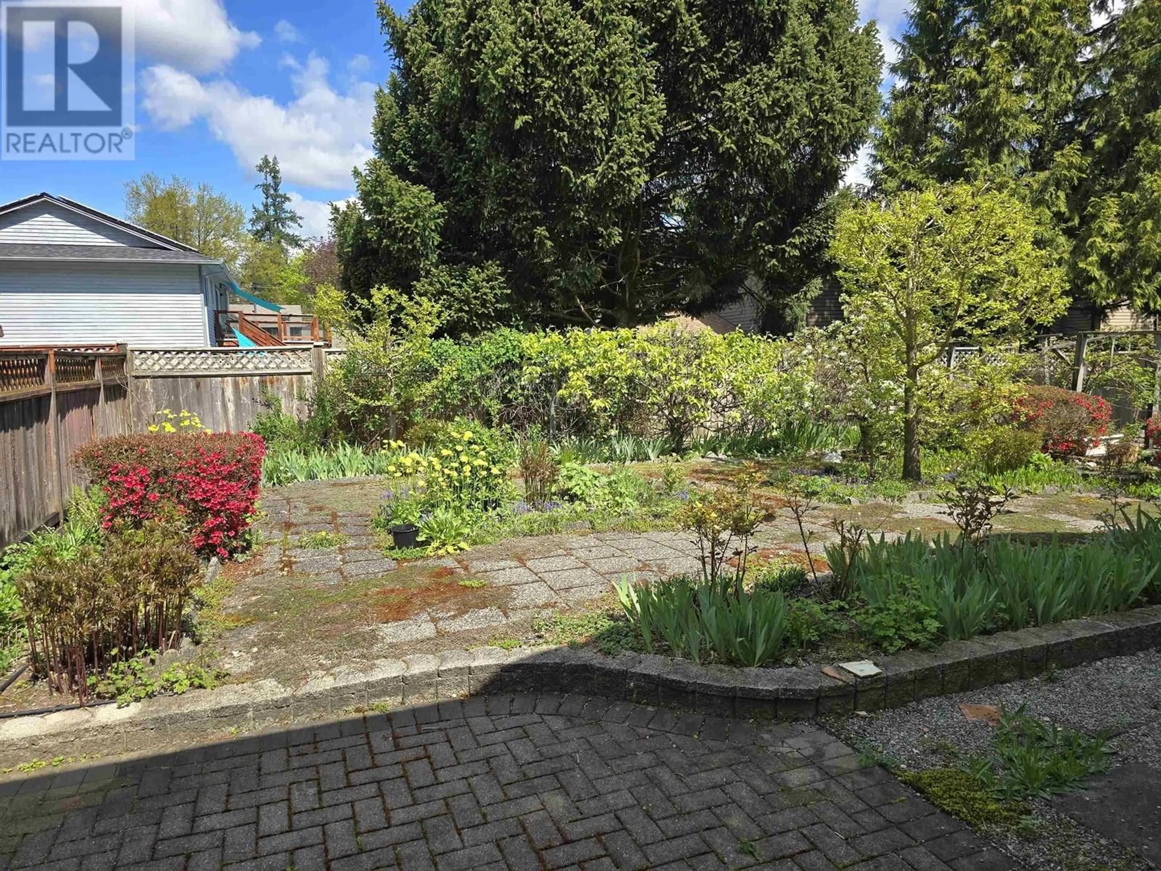 A pic from outside/outdoor area/front of a property/back of a property/a pic from drone, street for 1273 LYNWOOD AVENUE, Port Coquitlam British Columbia V3B6H1