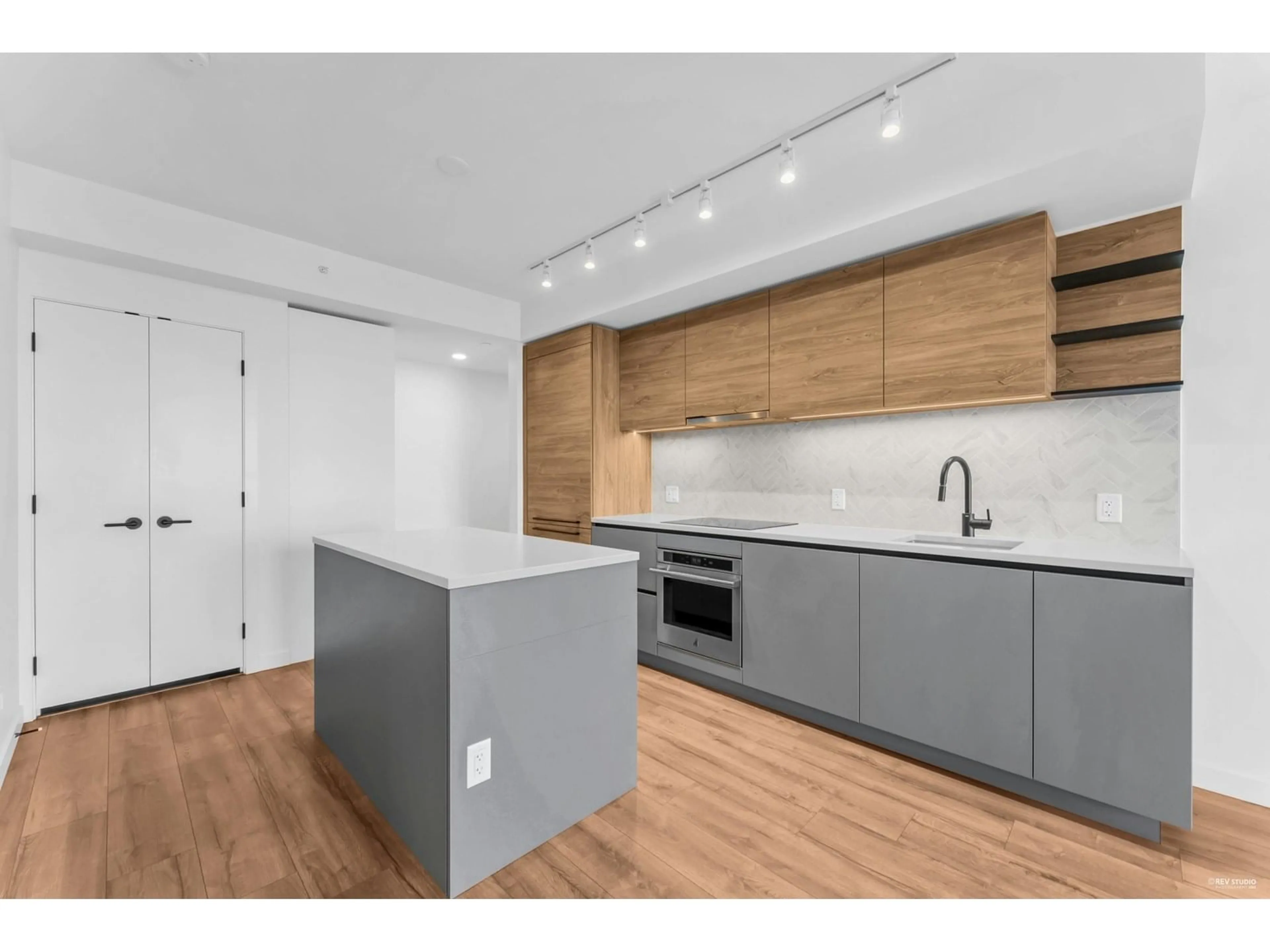 Open concept kitchen, wood/laminate floor for 1712 - 10448 UNIVERSITY, Surrey British Columbia V3T0S7