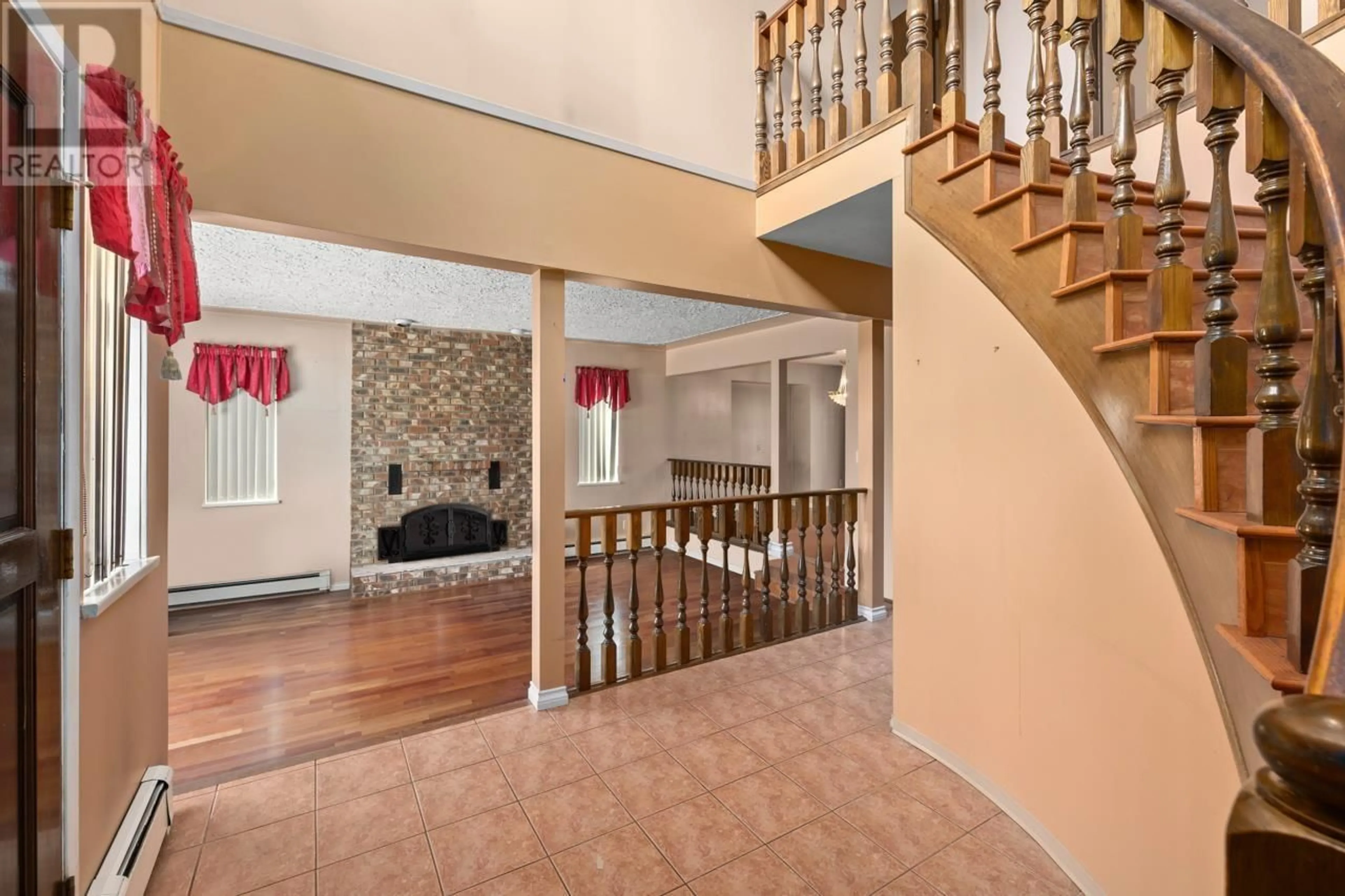 Indoor foyer for 959 DANSEY AVENUE, Coquitlam British Columbia V3K3G8