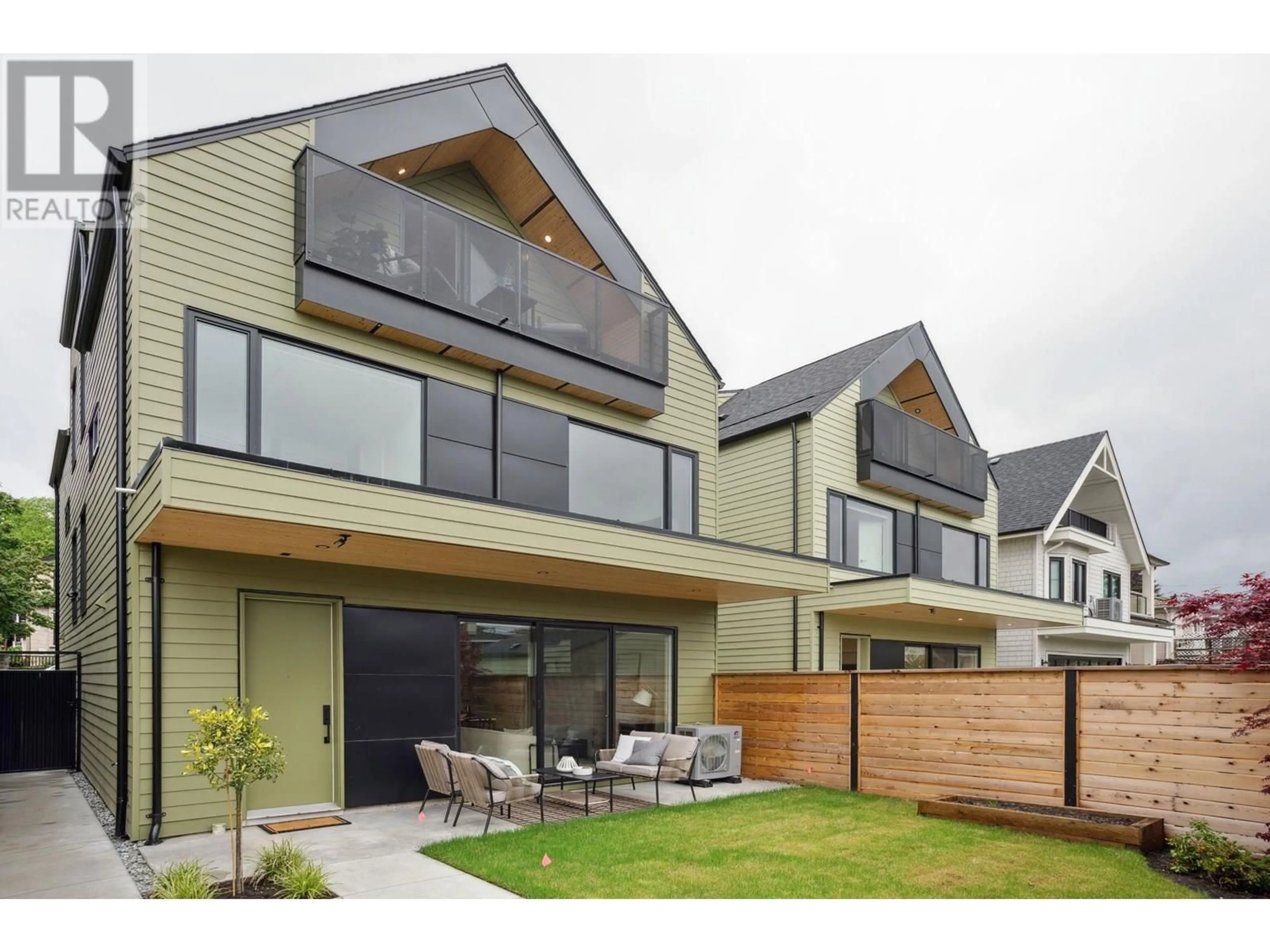 Home with vinyl exterior material, street for 2 - 4756 ARGYLE STREET, Vancouver British Columbia V5N3X8