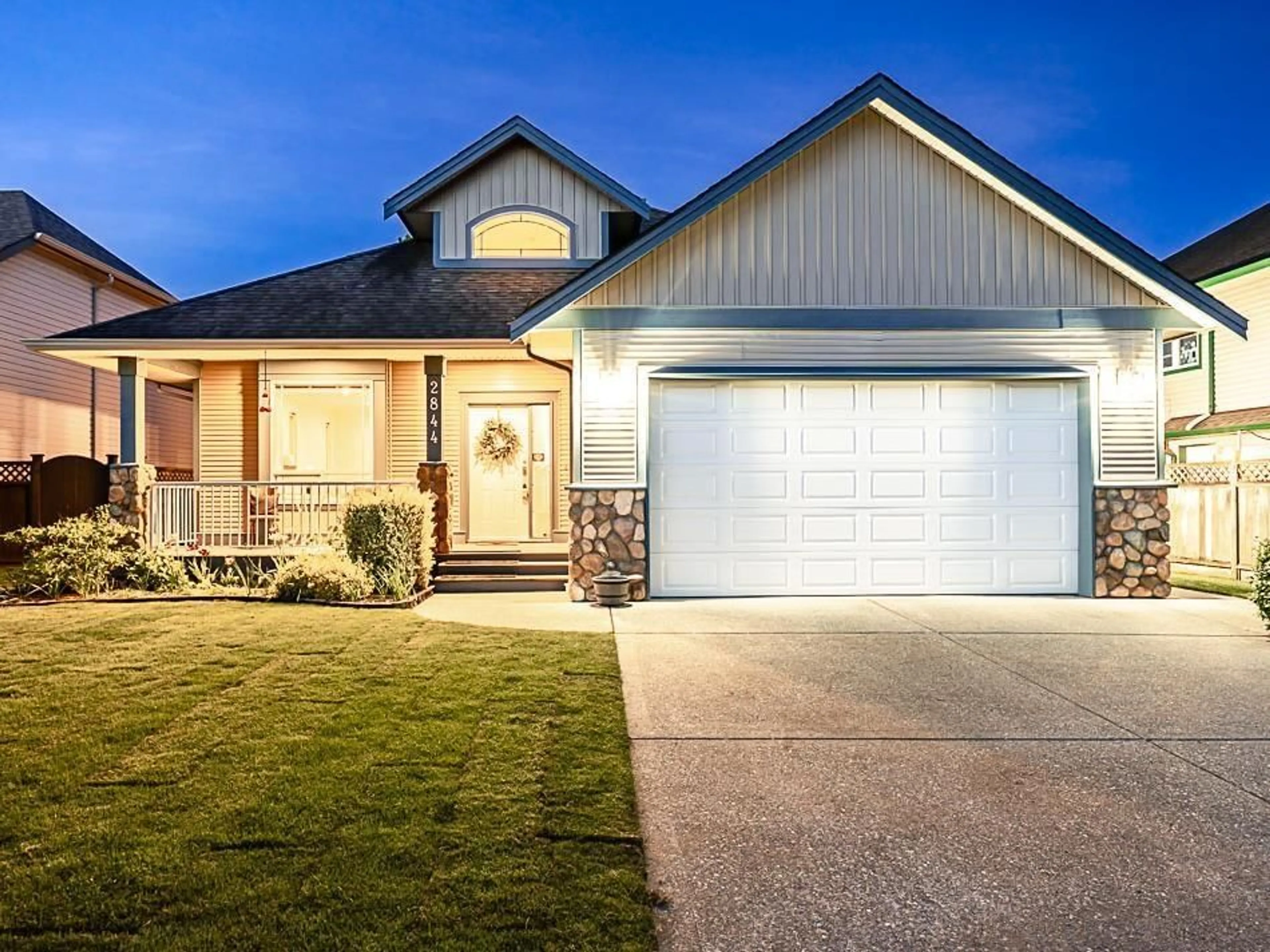 Home with vinyl exterior material, street for 2844 SHUTTLE, Abbotsford British Columbia V4X2S1