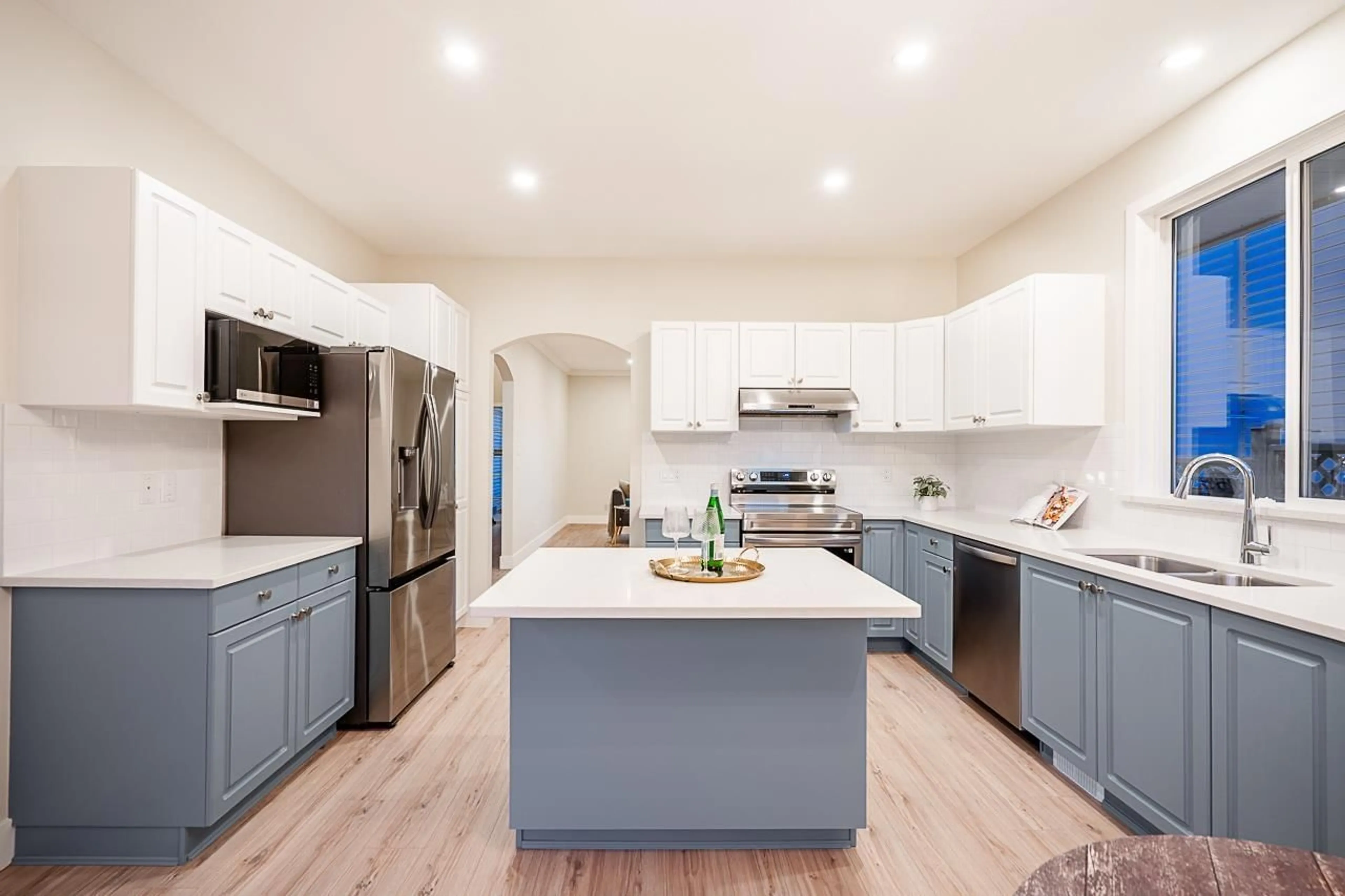 Open concept kitchen, unknown for 2844 SHUTTLE, Abbotsford British Columbia V4X2S1