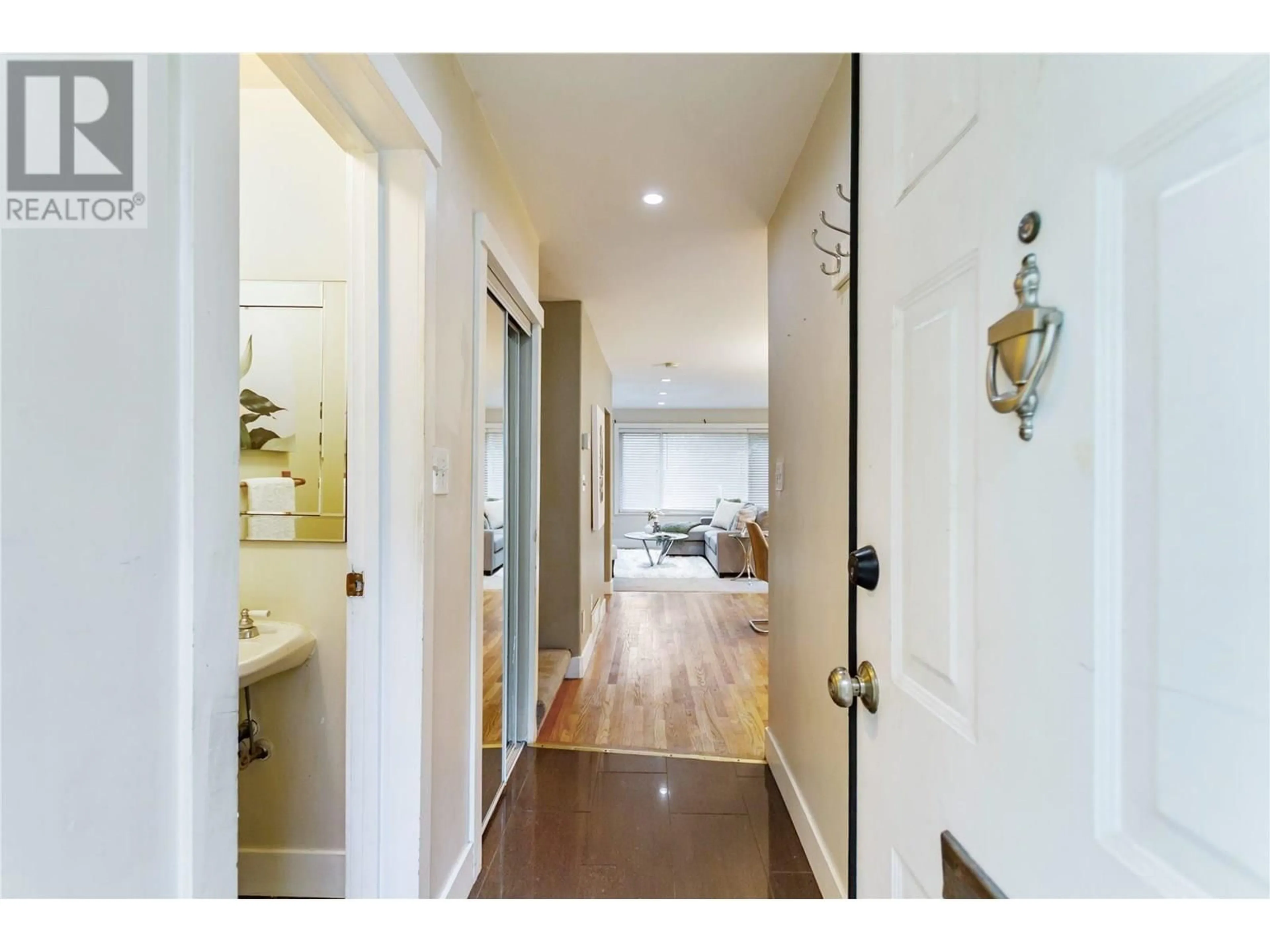 Indoor entryway for 2072 SPRINGER AVENUE, Burnaby British Columbia V5B3M5