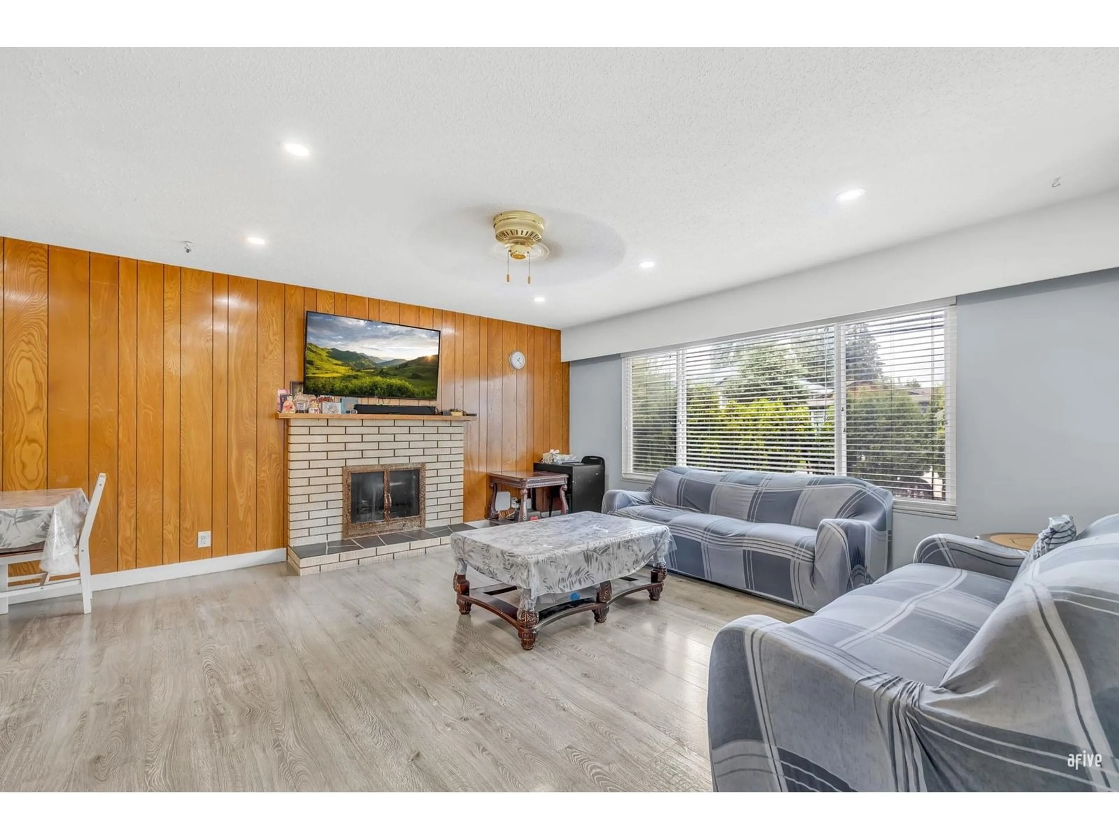 Living room with furniture, wood/laminate floor for 11786 86, Delta British Columbia V4C2X7