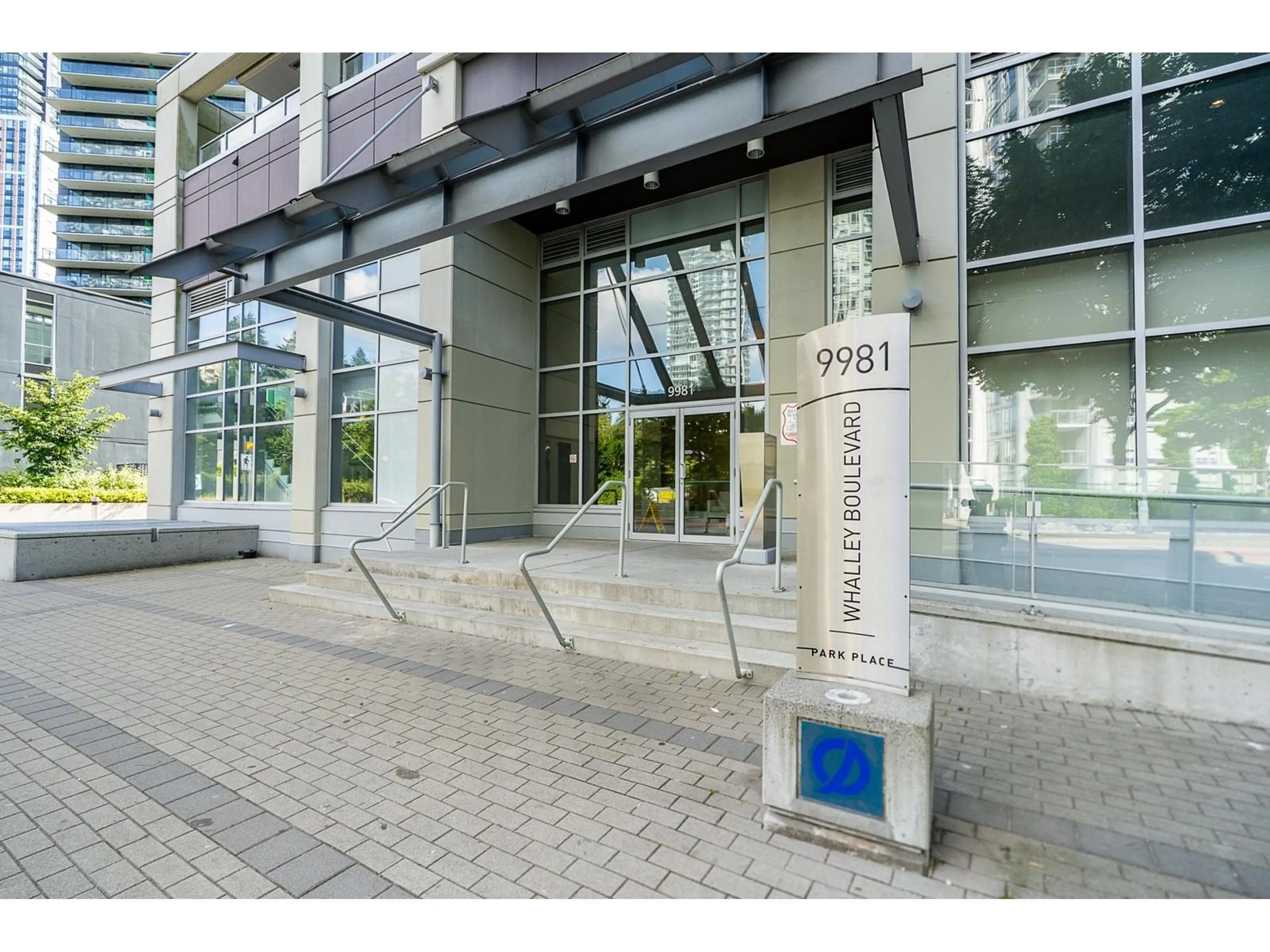 Indoor foyer for 1403 - 9981 WHALLEY, Surrey British Columbia V3T0G6