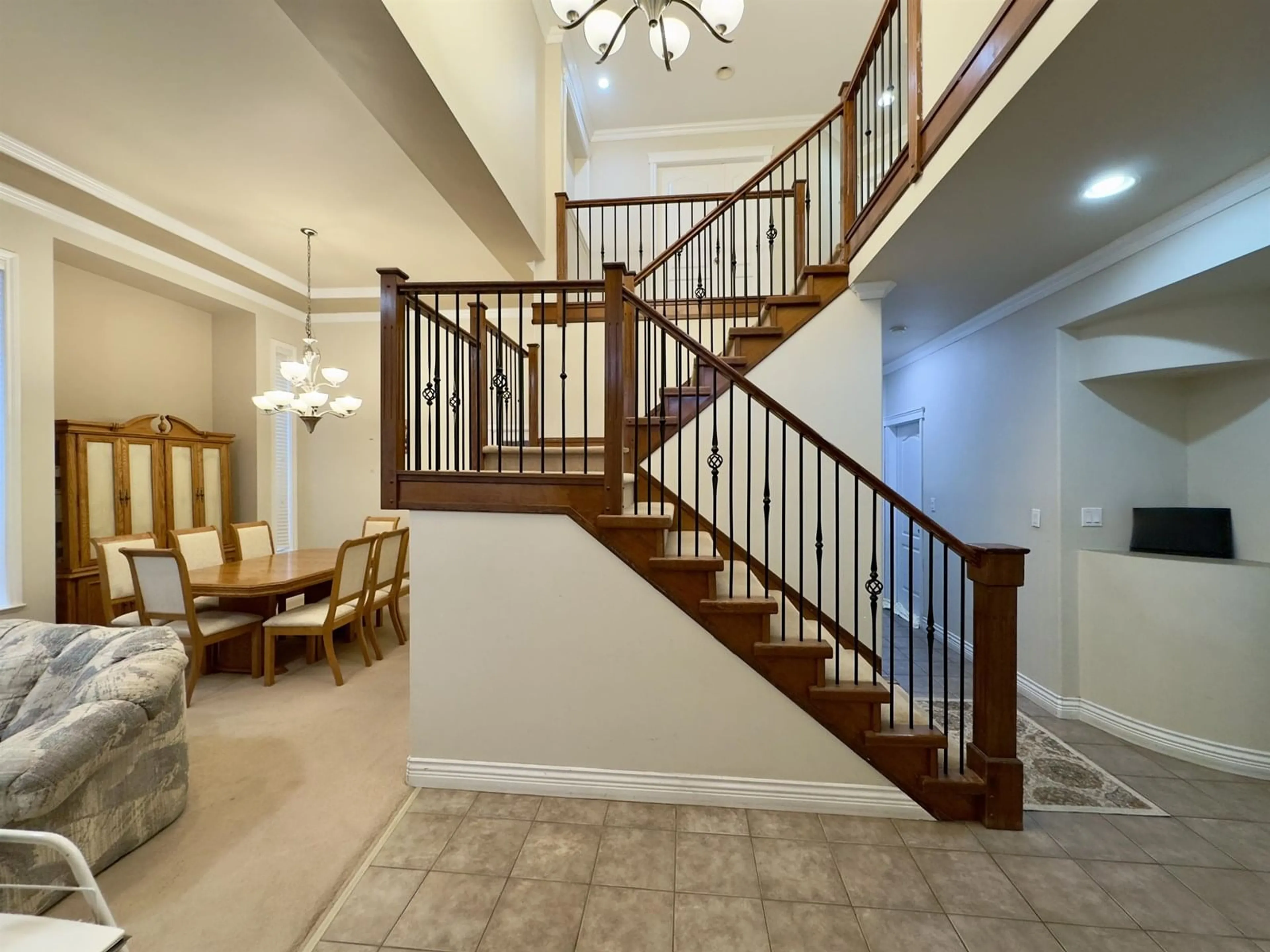Indoor foyer for 14496 74, Surrey British Columbia V3S0N1