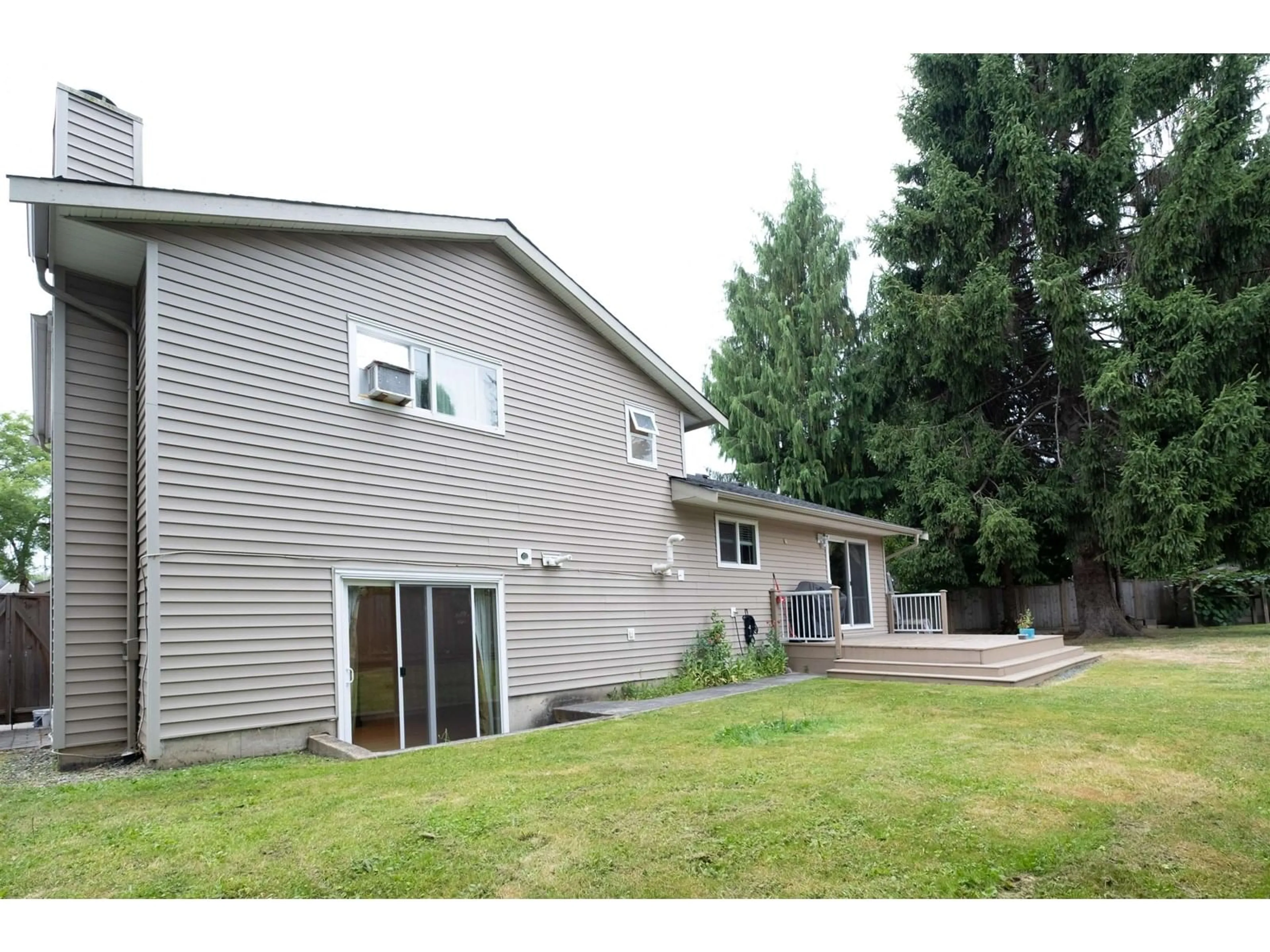 Home with vinyl exterior material, mountain view for 9222 132A, Surrey British Columbia V3V7E1
