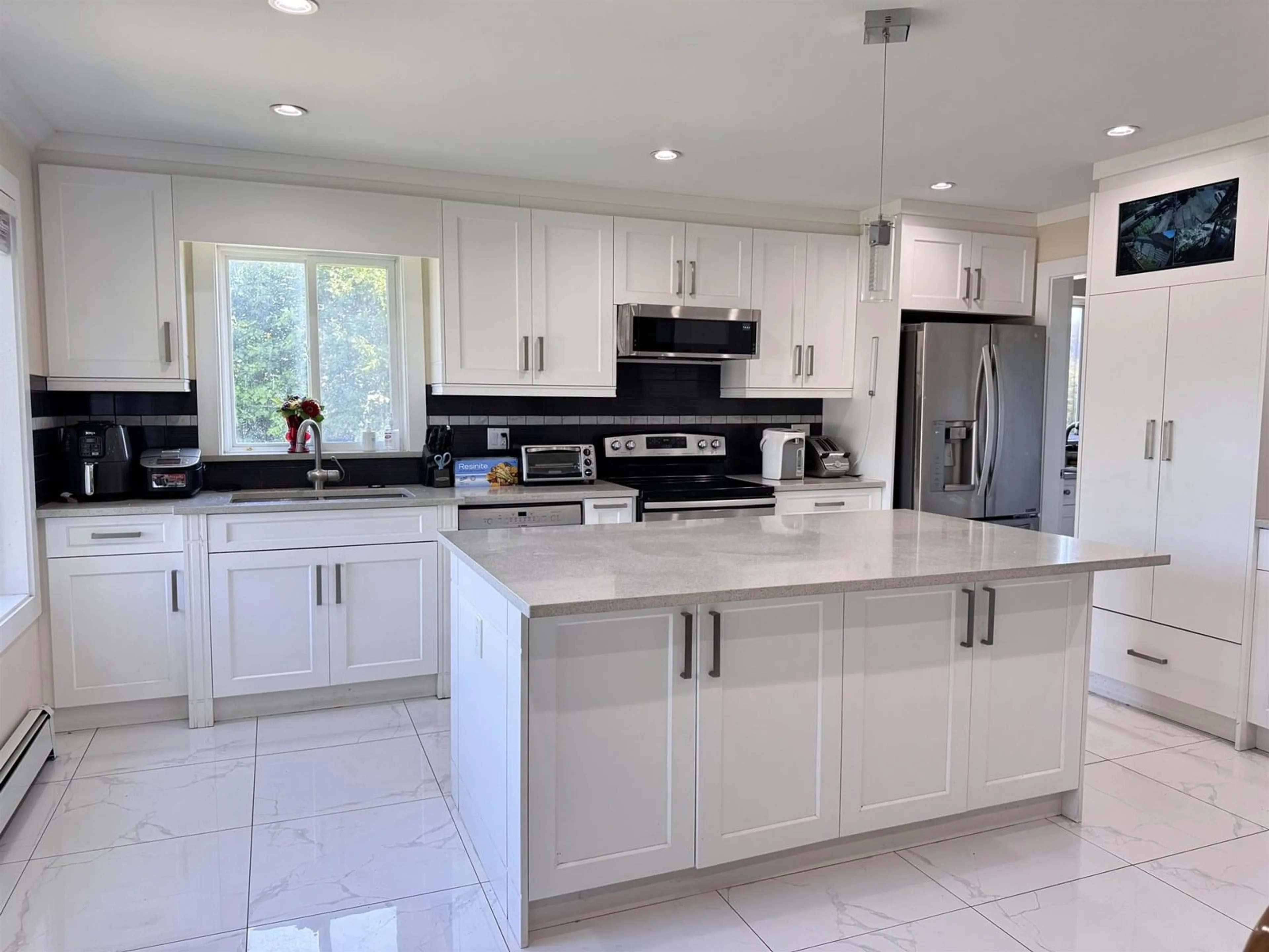 Open concept kitchen, ceramic/tile floor for 12727 115A, Surrey British Columbia V3V4V5
