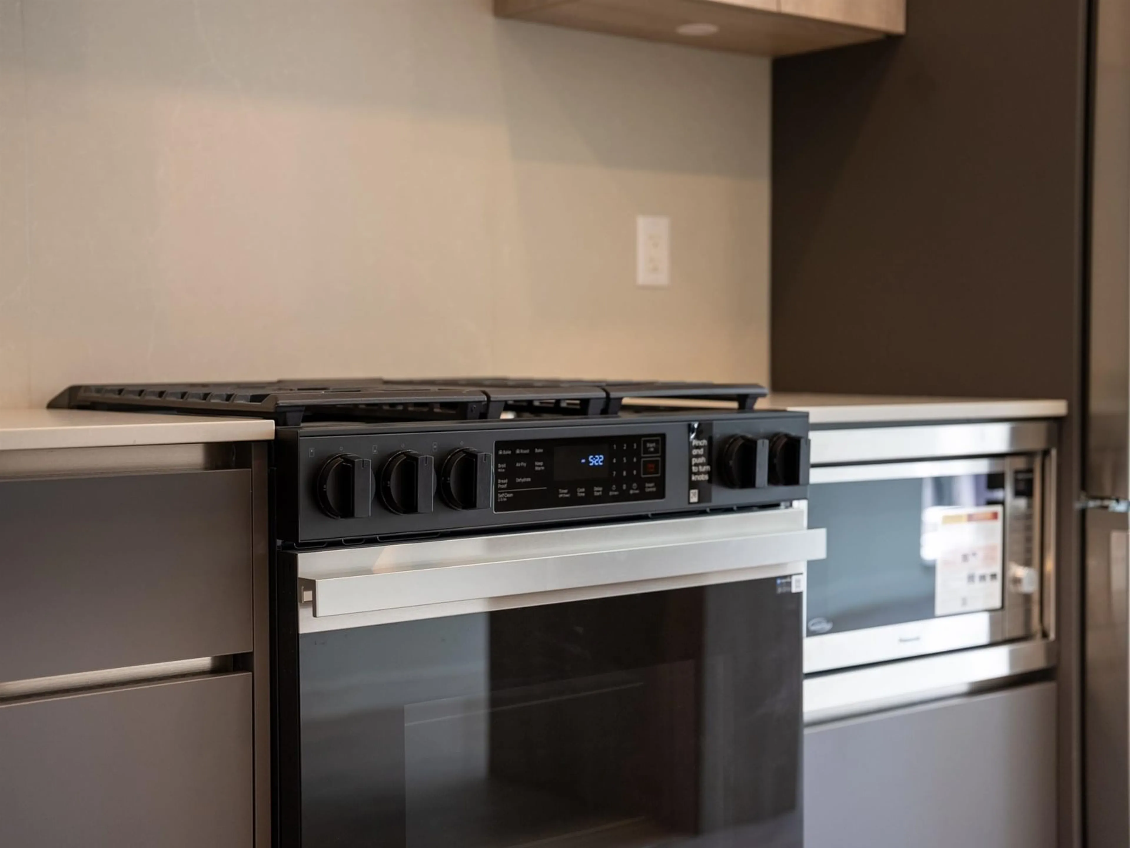 Standard kitchen, unknown for 306 - 6585 195A, Surrey British Columbia V4N6B5