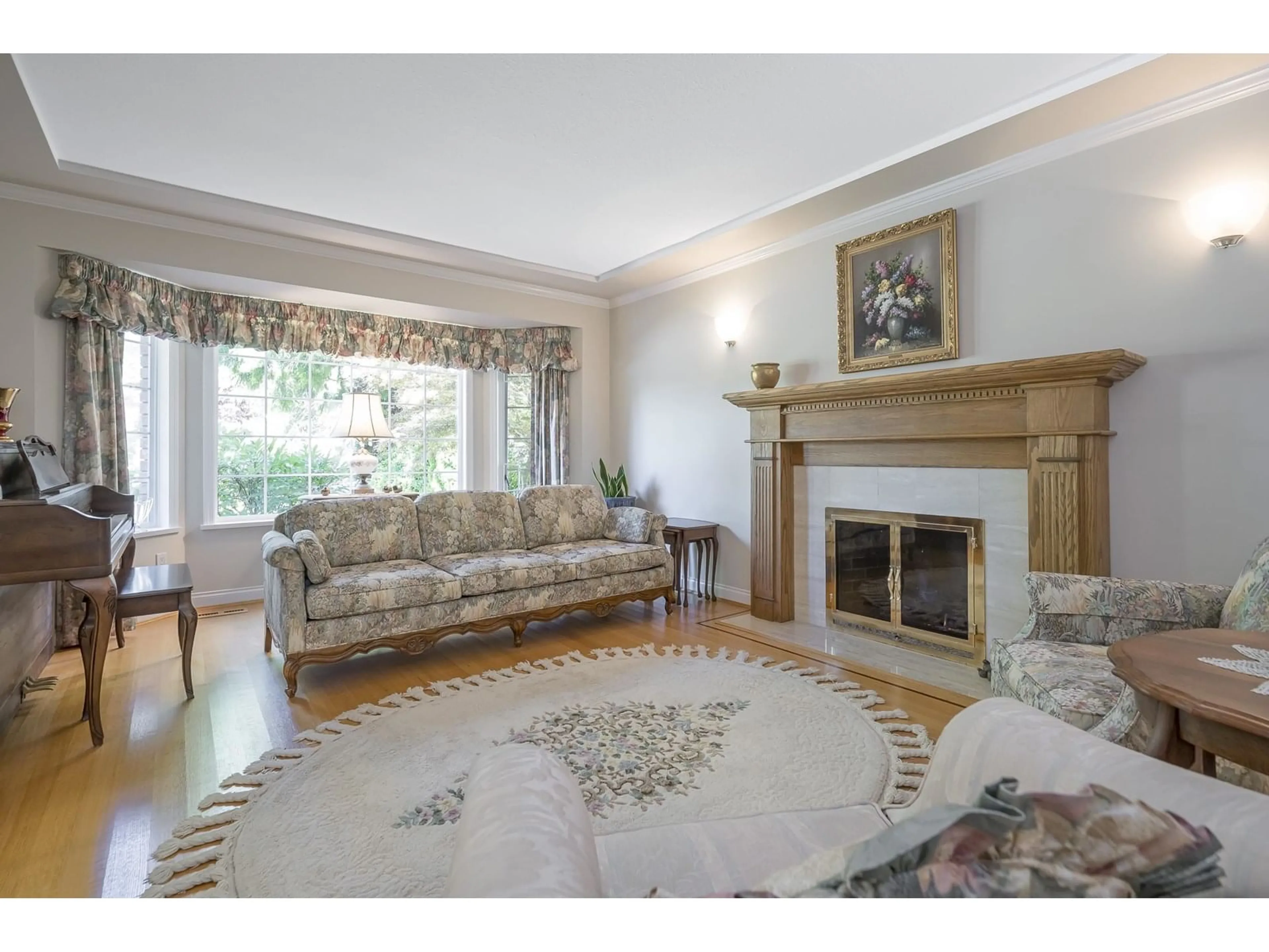 Living room with furniture, unknown for 2104 131B, Surrey British Columbia V4A8Y9
