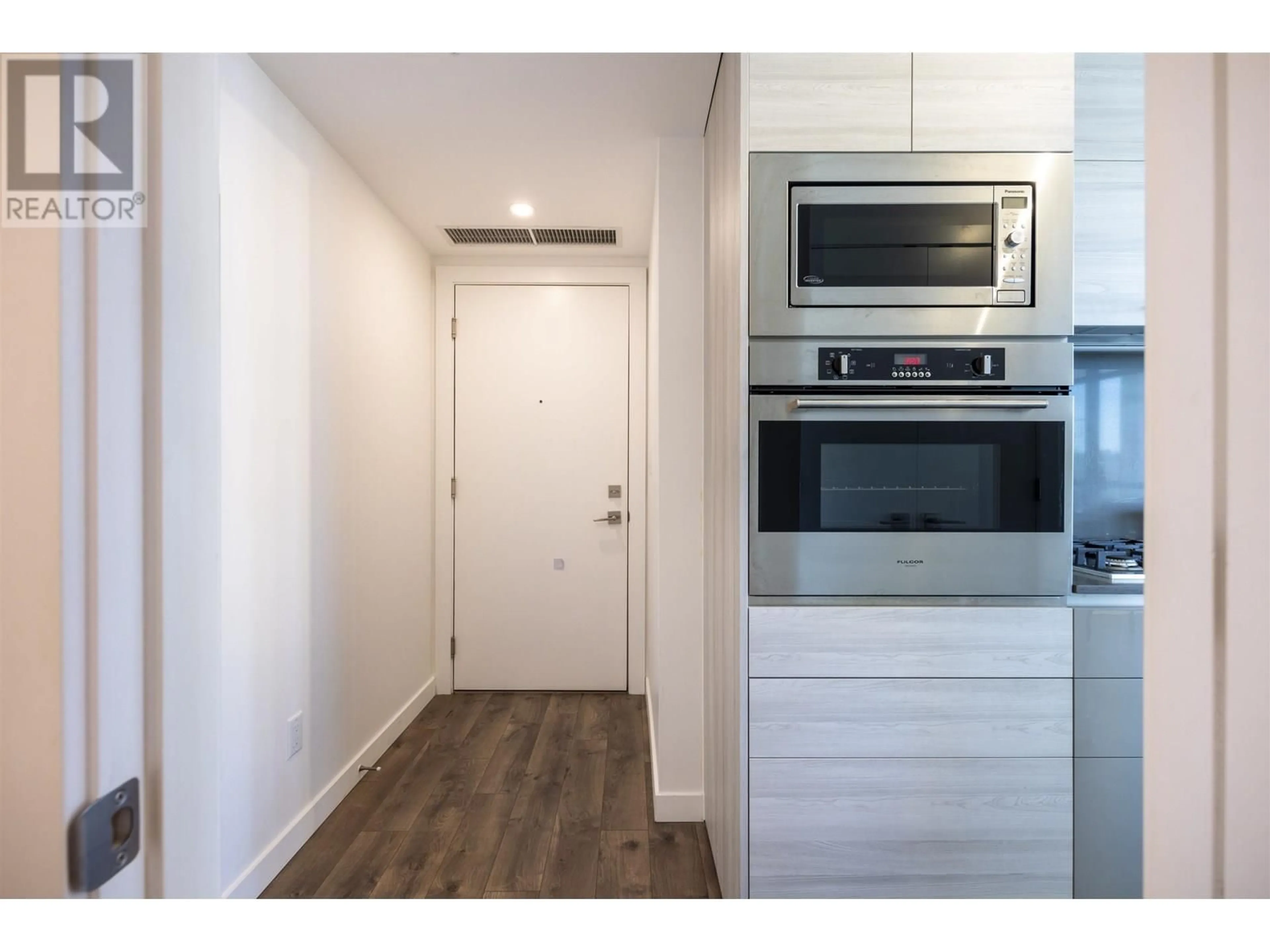 Standard kitchen, wood/laminate floor for 606 - 4488 JUNEAU STREET, Burnaby British Columbia V5C0M4