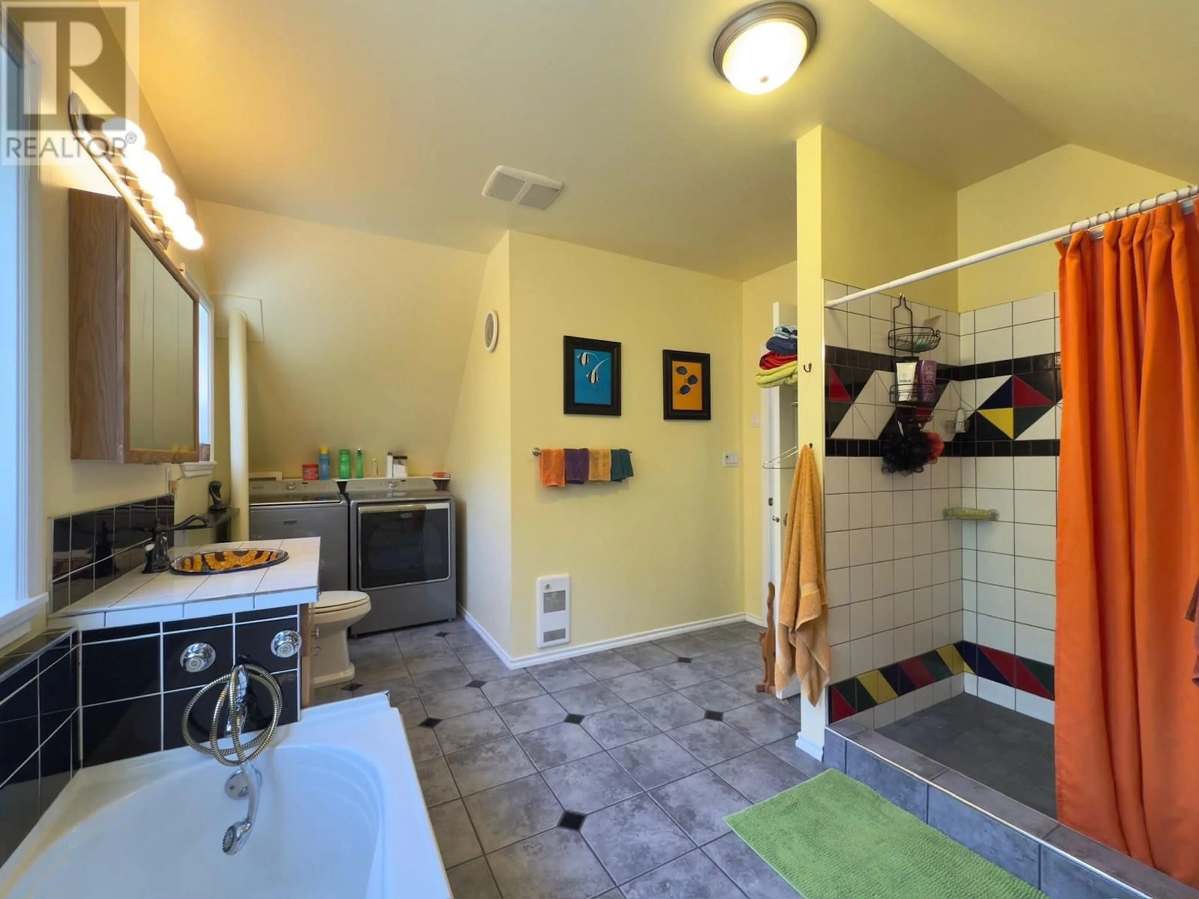Contemporary bathroom, ceramic/tile floor for 1946 SOUTH LAKESIDE DRIVE, Williams Lake British Columbia V2G5G1