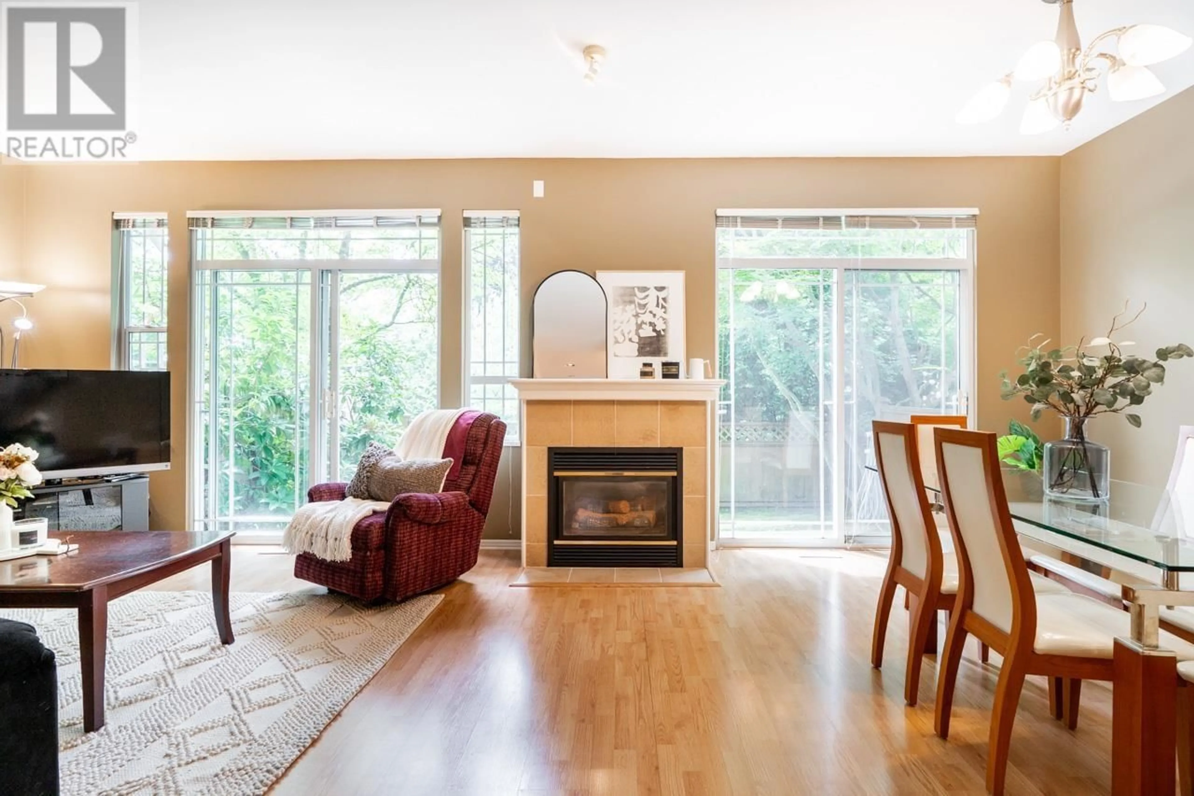 Living room with furniture, wood/laminate floor for 34 - 1506 EAGLE MOUNTAIN DRIVE, Coquitlam British Columbia V3E3J4