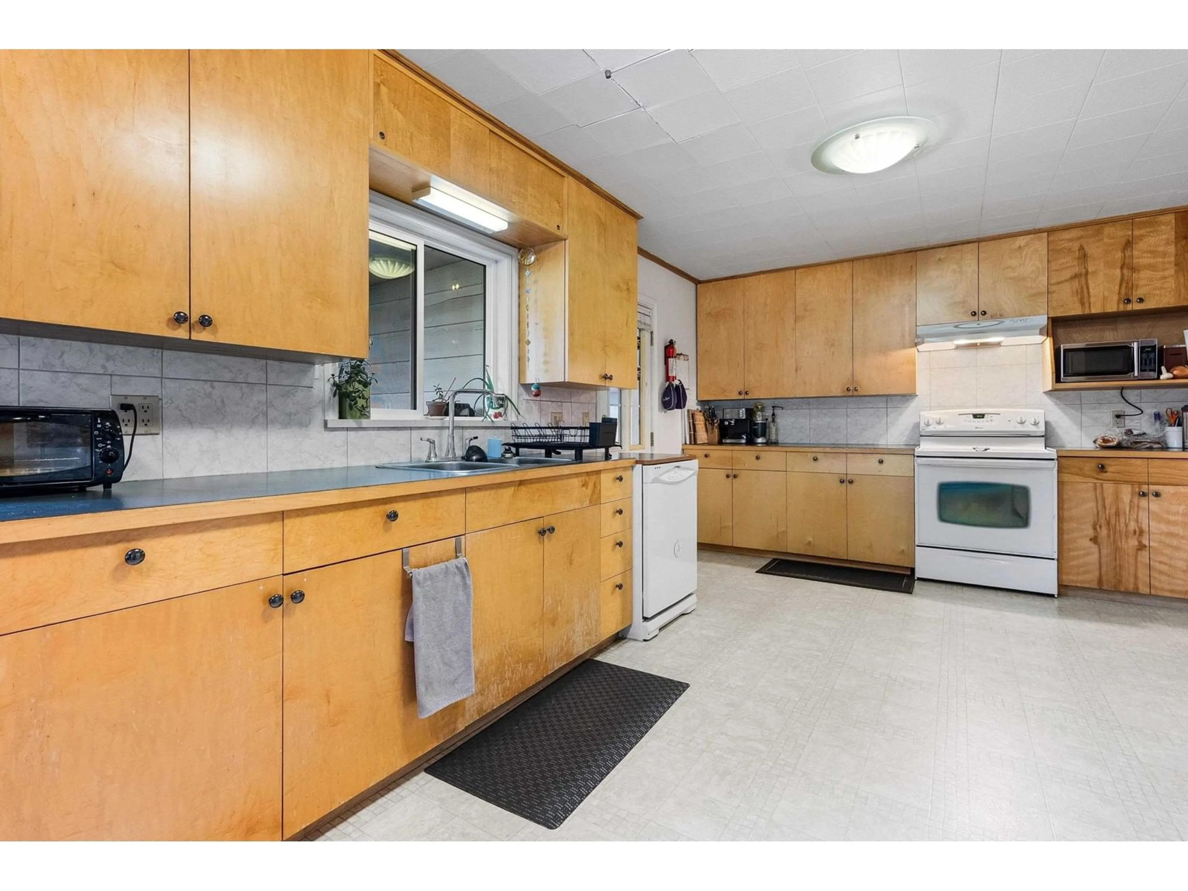 Standard kitchen, unknown for 29578 LOUGHEED, Mission British Columbia V4S1H7
